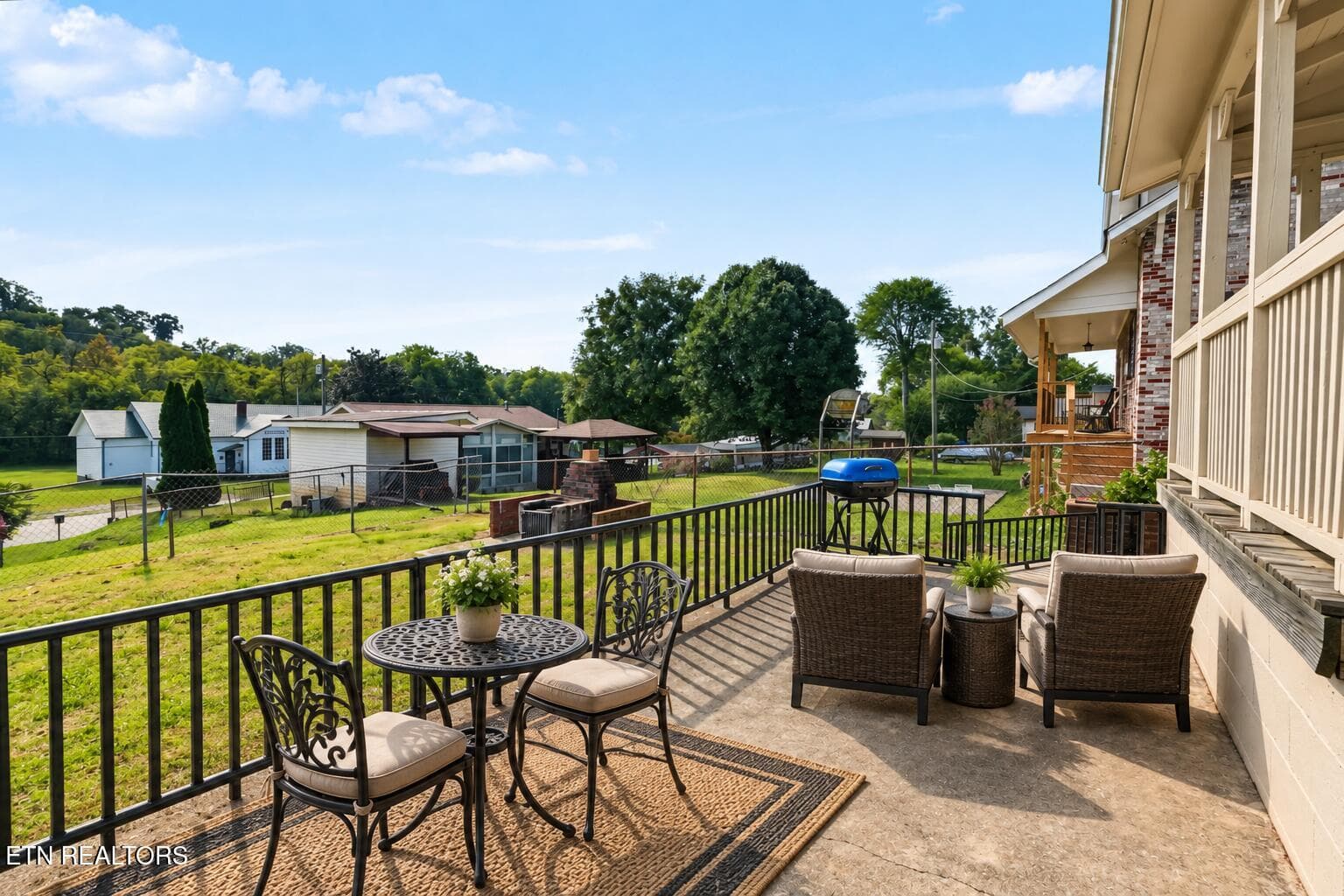 LARGE SUNNY PATIO - 511 Ferry St, Loudon, TN 37774