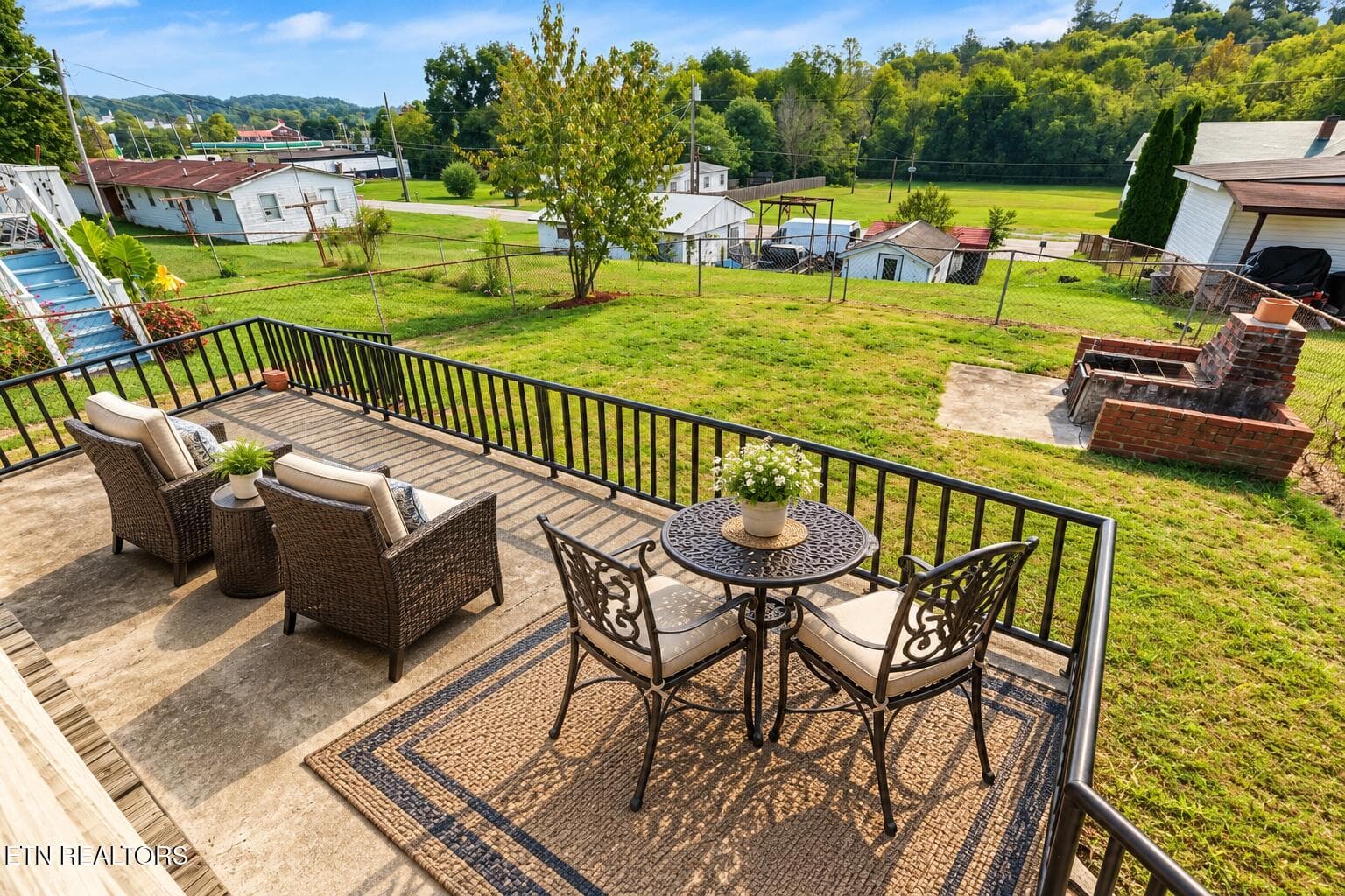 LOVE THIS SPACE - 511 Ferry St, Loudon, TN 37774