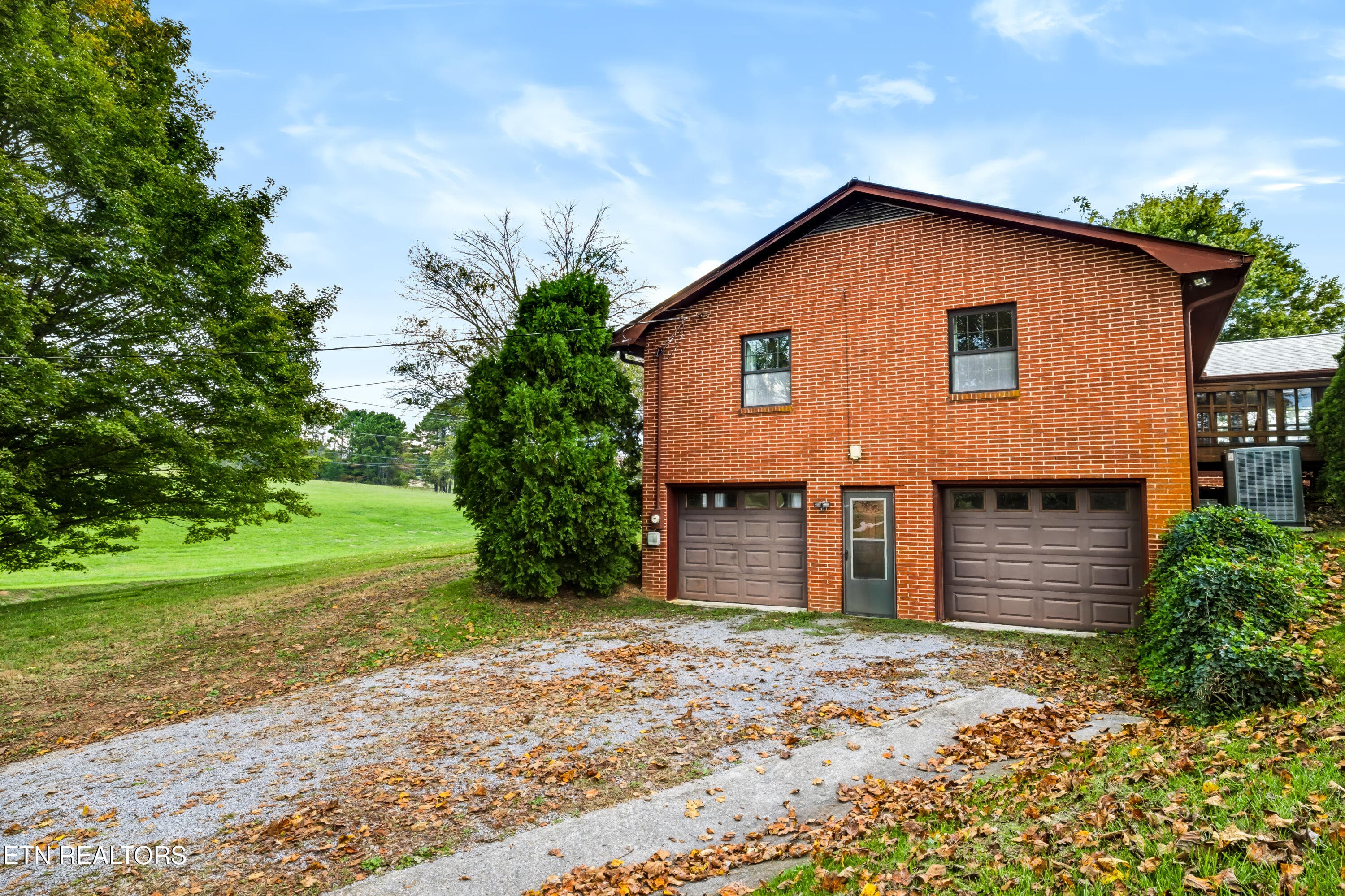 Two-car basement garage - 5008 N Wildwood Rd, Maryville, TN 37804