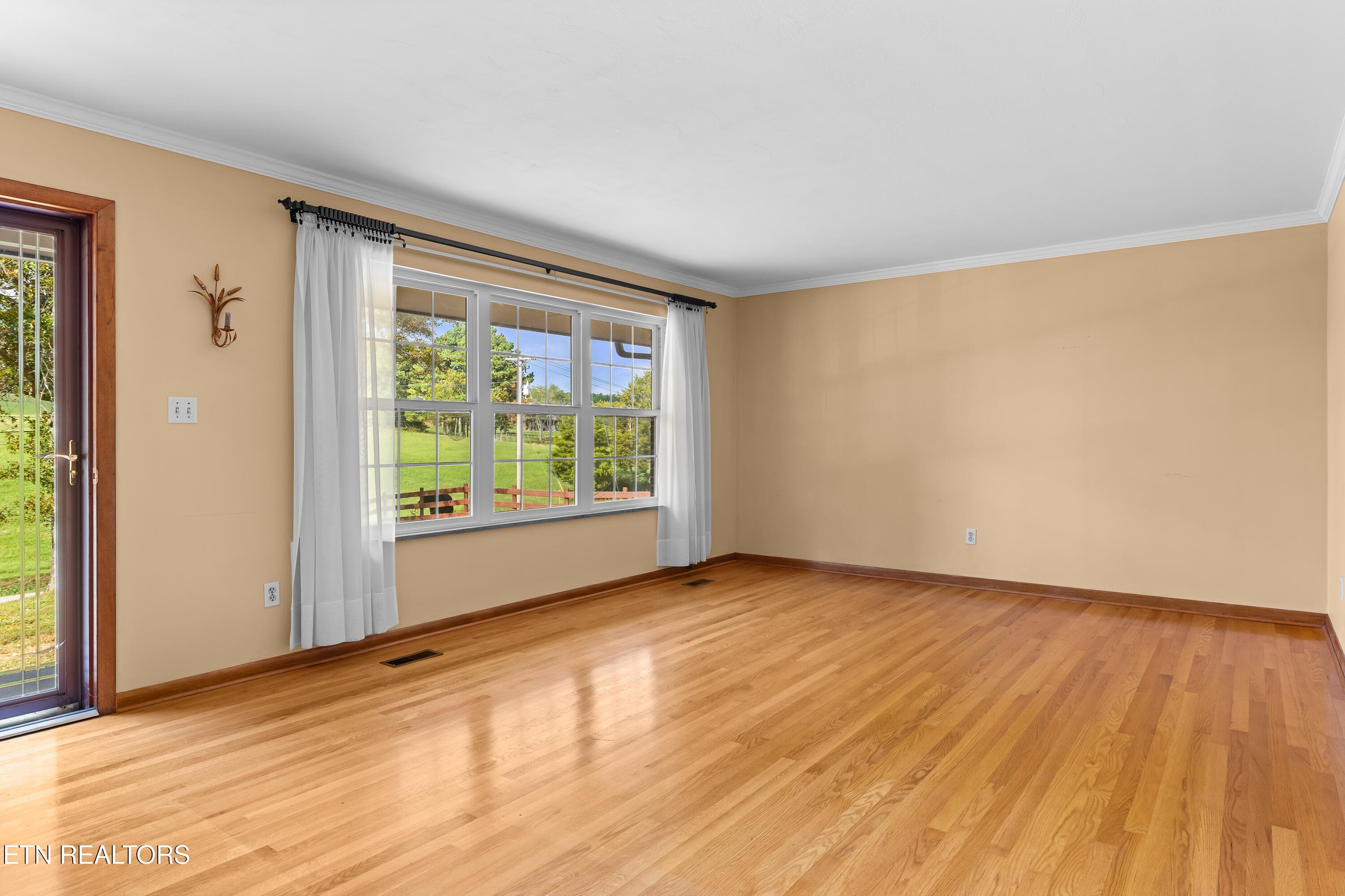 Living room - 5008 N Wildwood Rd, Maryville, TN 37804