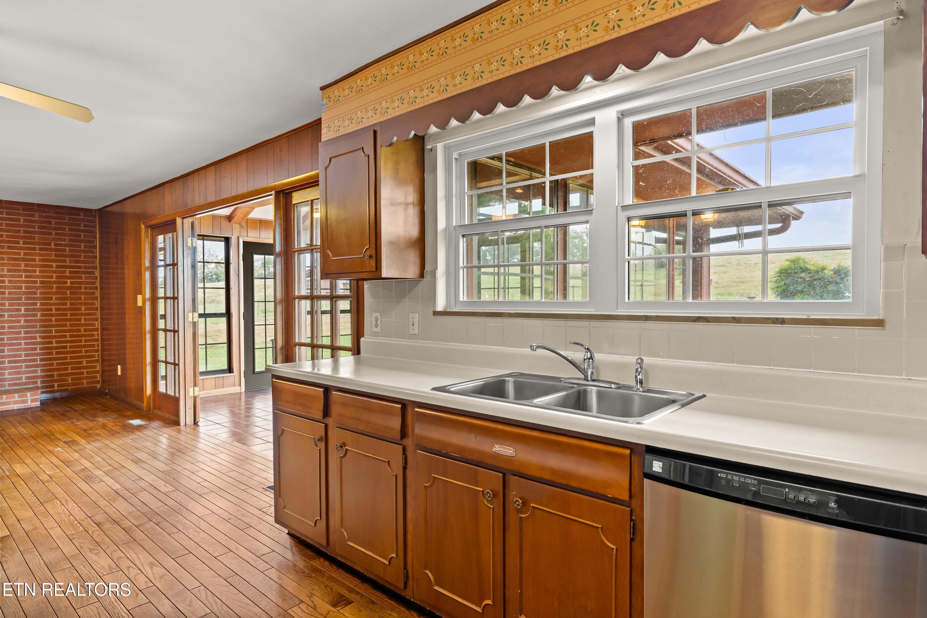 Kitchen - 5008 N Wildwood Rd, Maryville, TN 37804