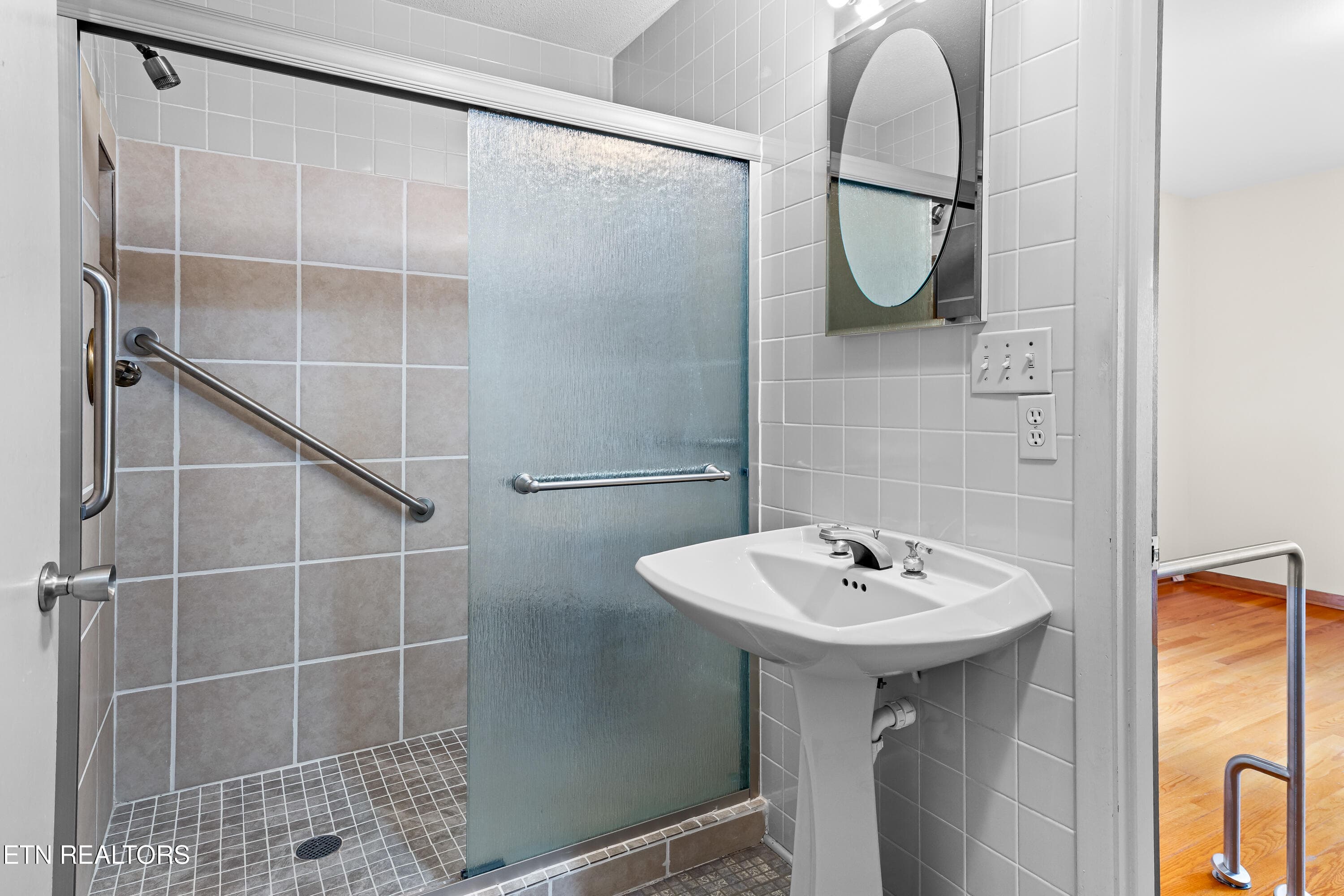 Bath 2 w/ walk-in shower - 5008 N Wildwood Rd, Maryville, TN 37804