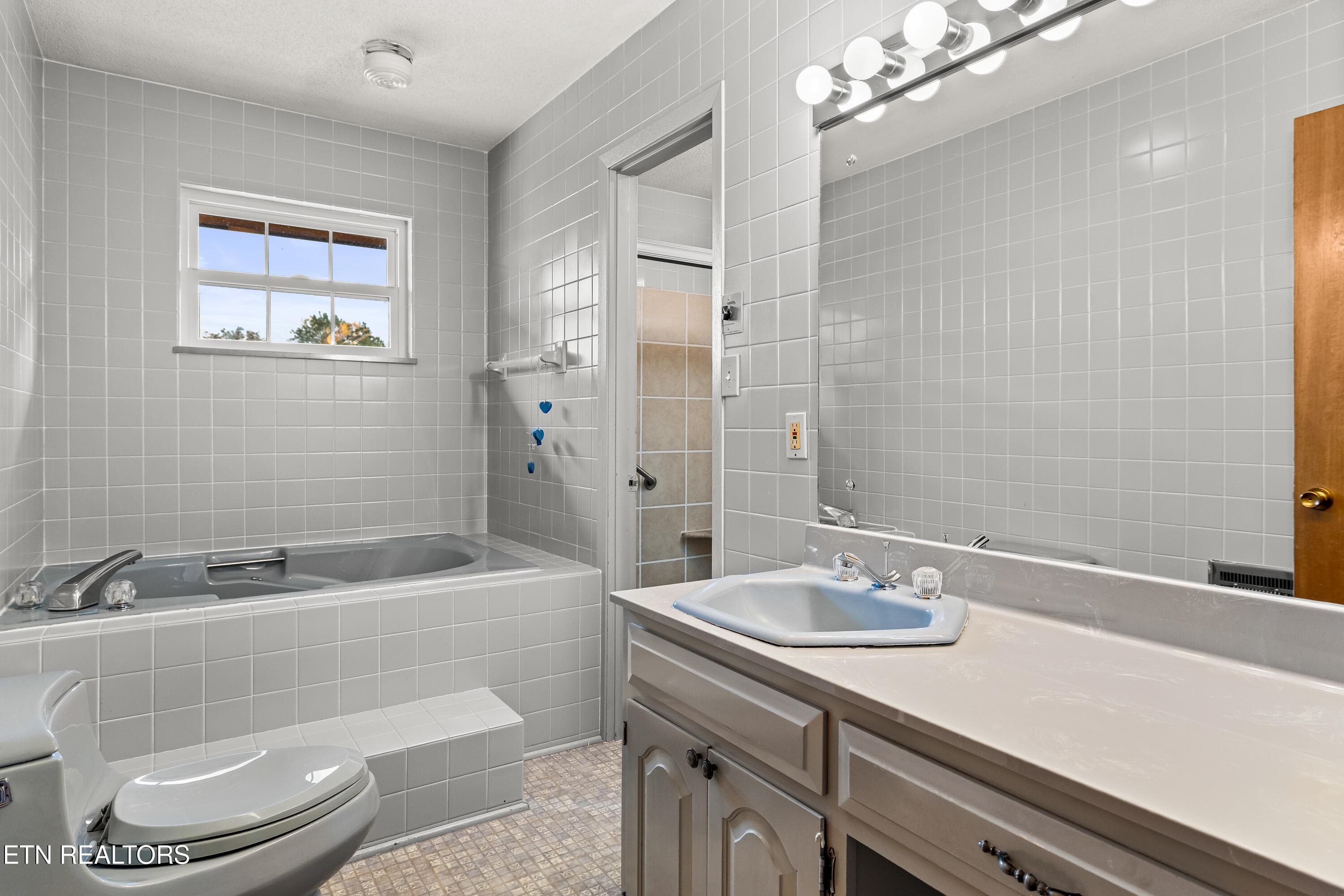 Bath 1 w/ whirlpool - 5008 N Wildwood Rd, Maryville, TN 37804