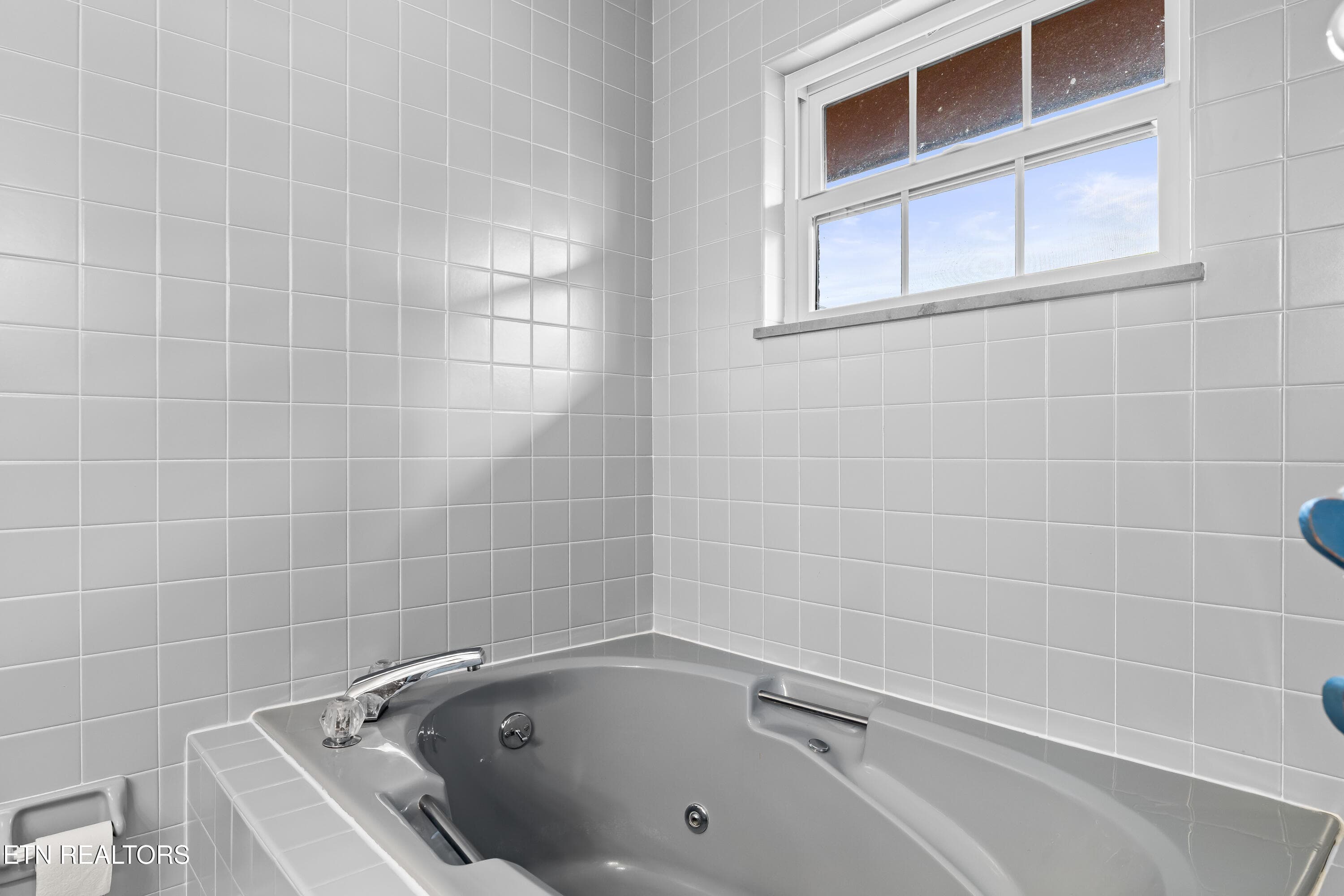 Whirlpool tub - 5008 N Wildwood Rd, Maryville, TN 37804