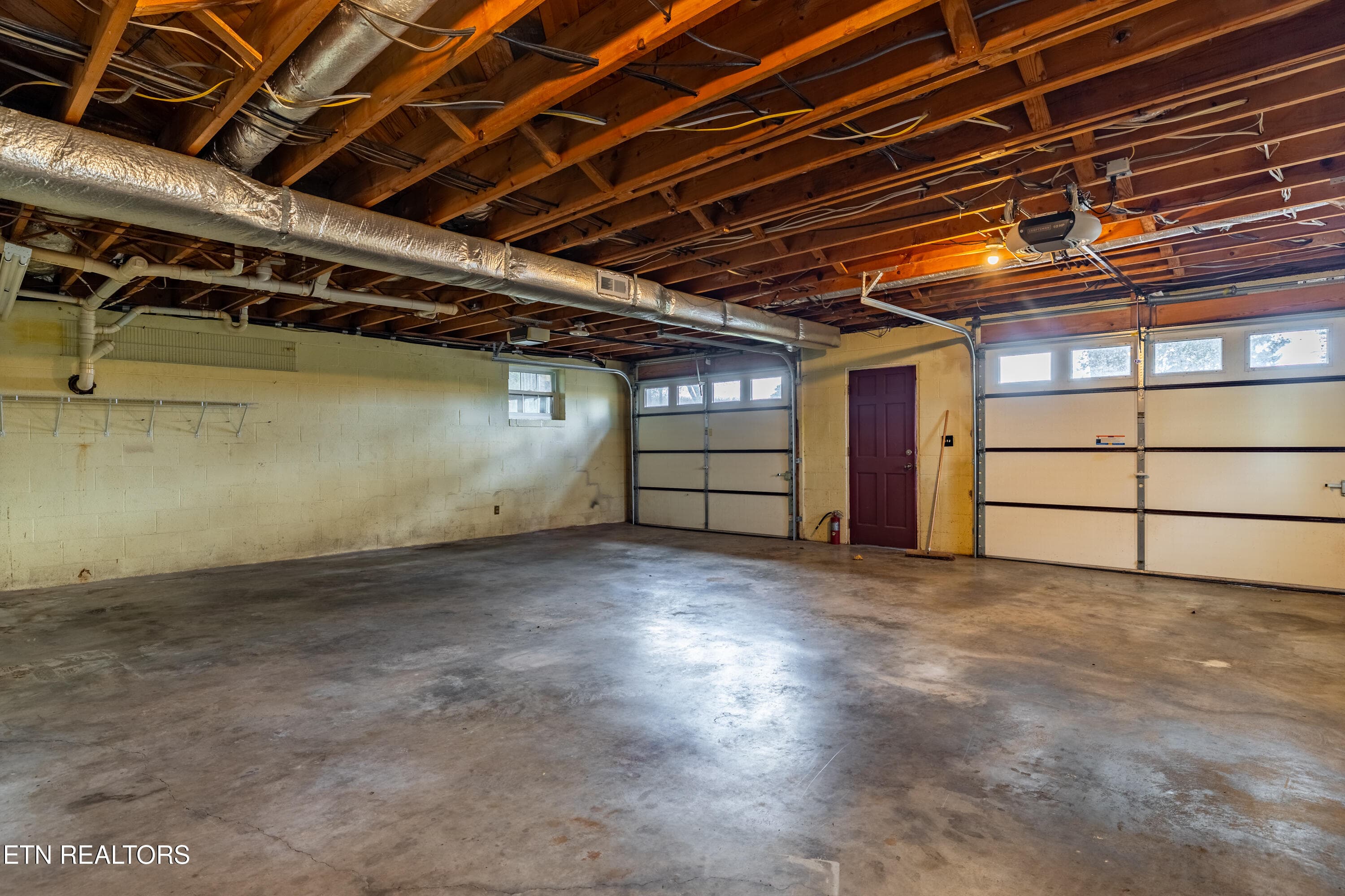 Two-car basement garage - 5008 N Wildwood Rd, Maryville, TN 37804