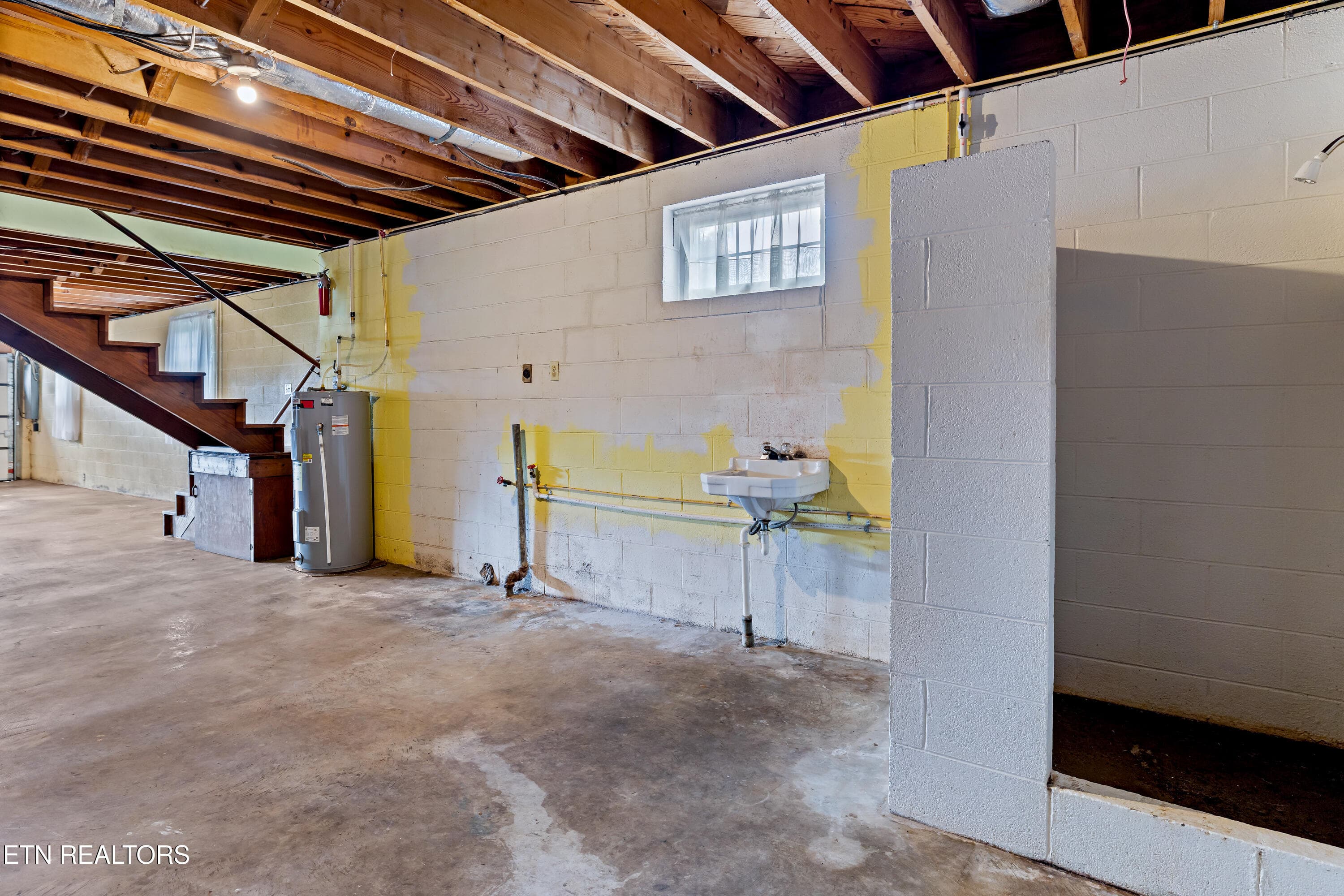 Utility half bath w/ shower - 5008 N Wildwood Rd, Maryville, TN 37804