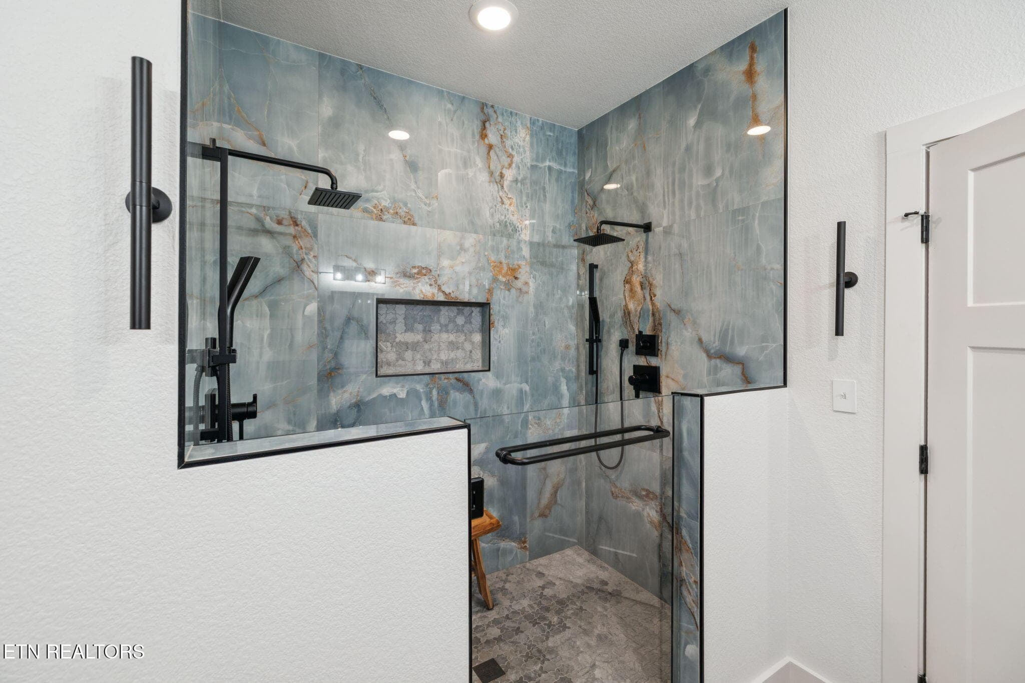 Master Bath - 3173 Genesis Rd, Crossville, TN 38571