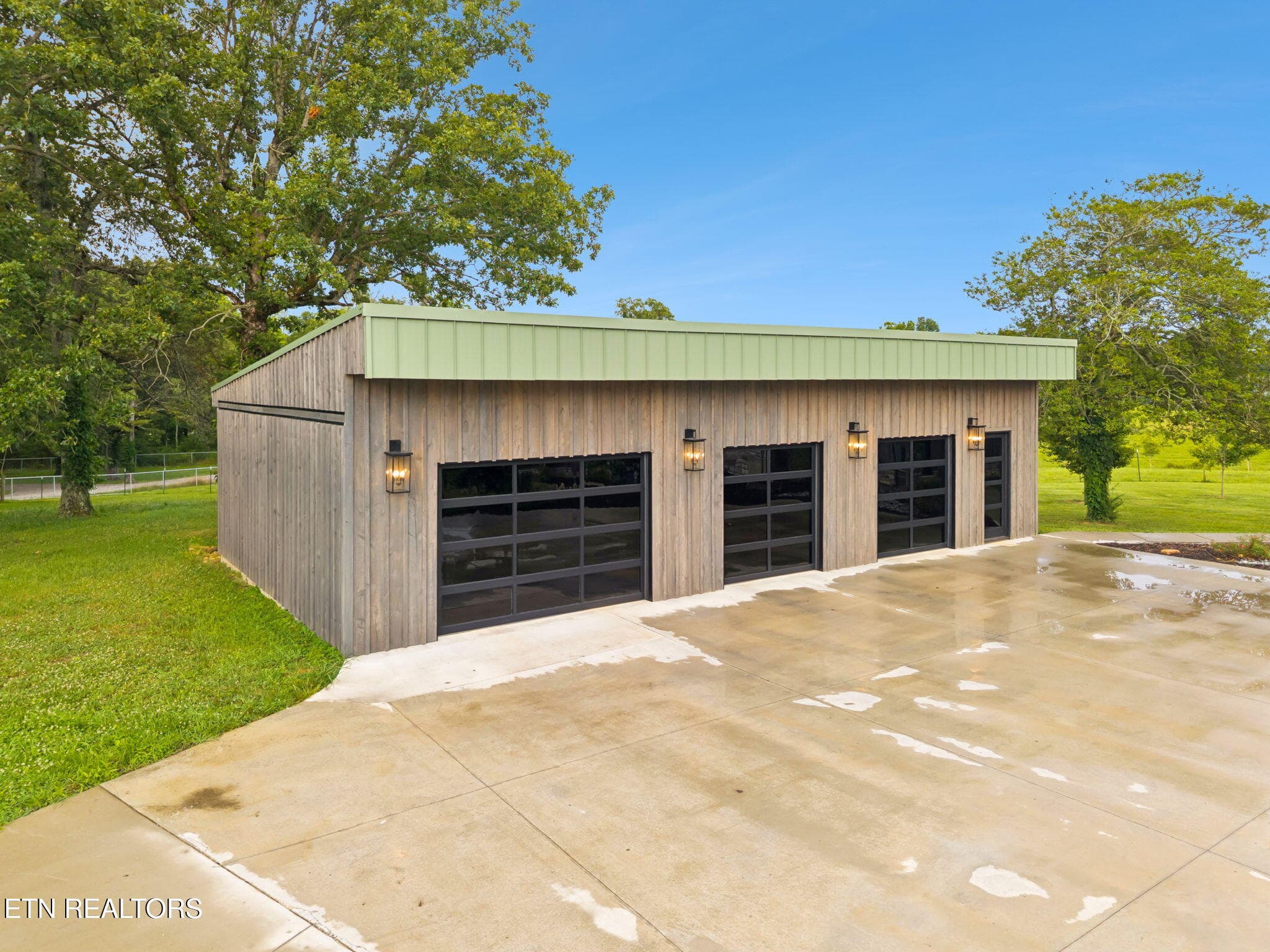 Garage - 3173 Genesis Rd, Crossville, TN 38571