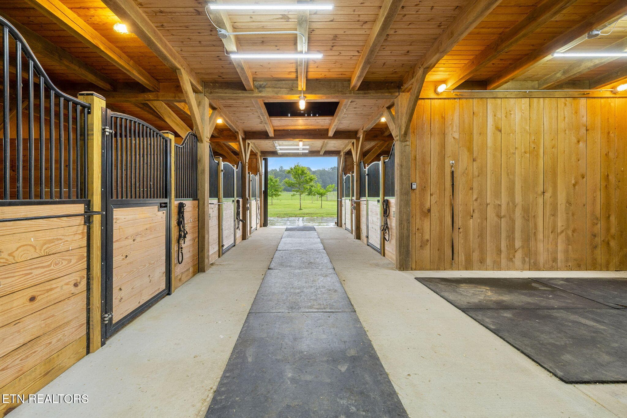 Stalls/Washrack - 3173 Genesis Rd, Crossville, TN 38571