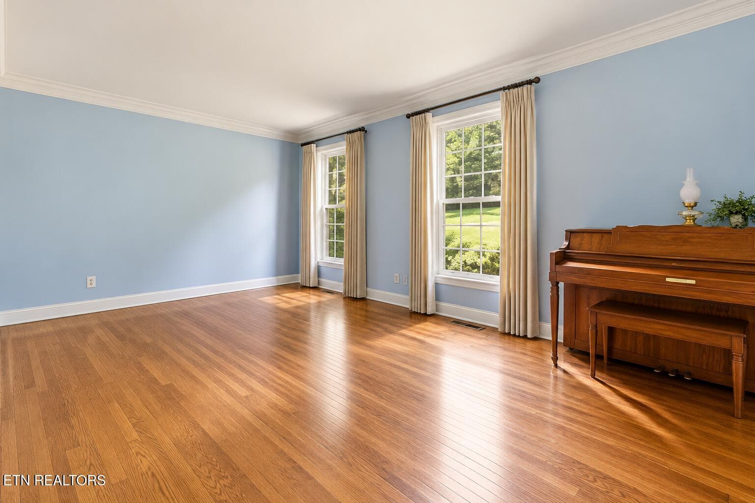 Living/flex room on main - 108 Amanda Place, Oak Ridge, TN 37830
