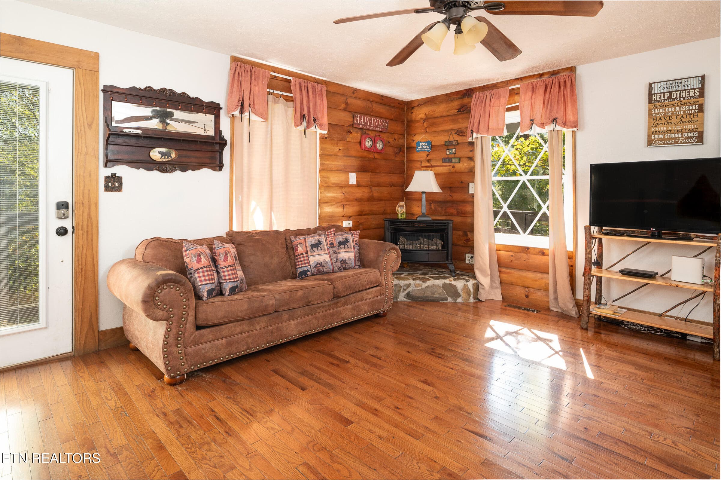 Living Room - 2652 Sunset Rd, Sevierville, TN 37862