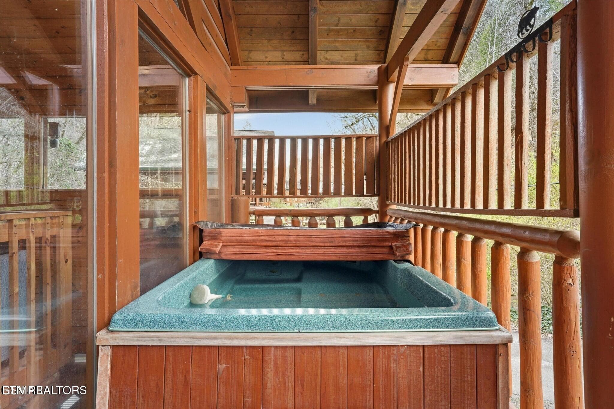 Caney hot tub - 331 Caney Creek Rd, Pigeon Forge, TN 37863