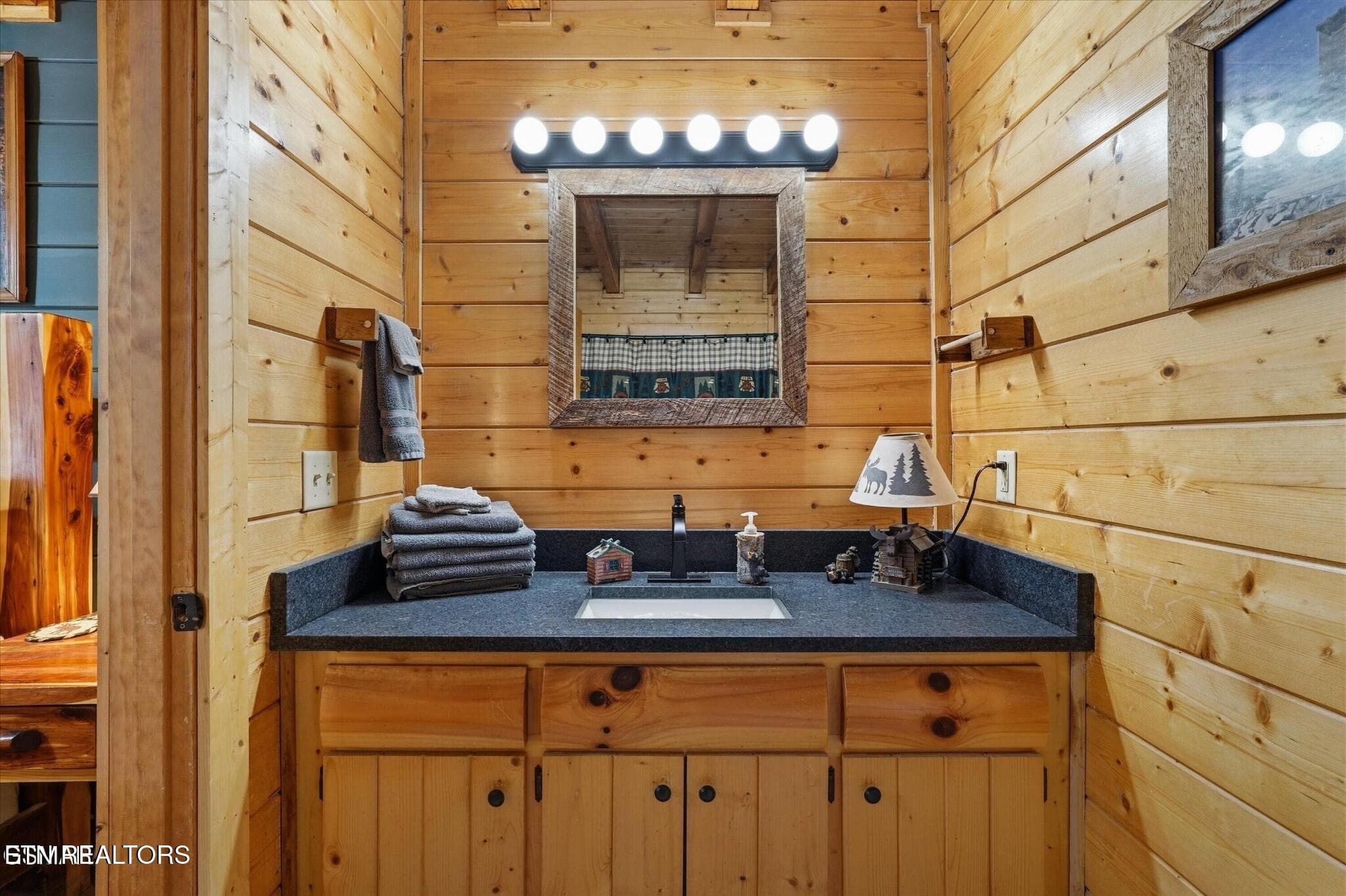 Caney Bath - 331 Caney Creek Rd, Pigeon Forge, TN 37863