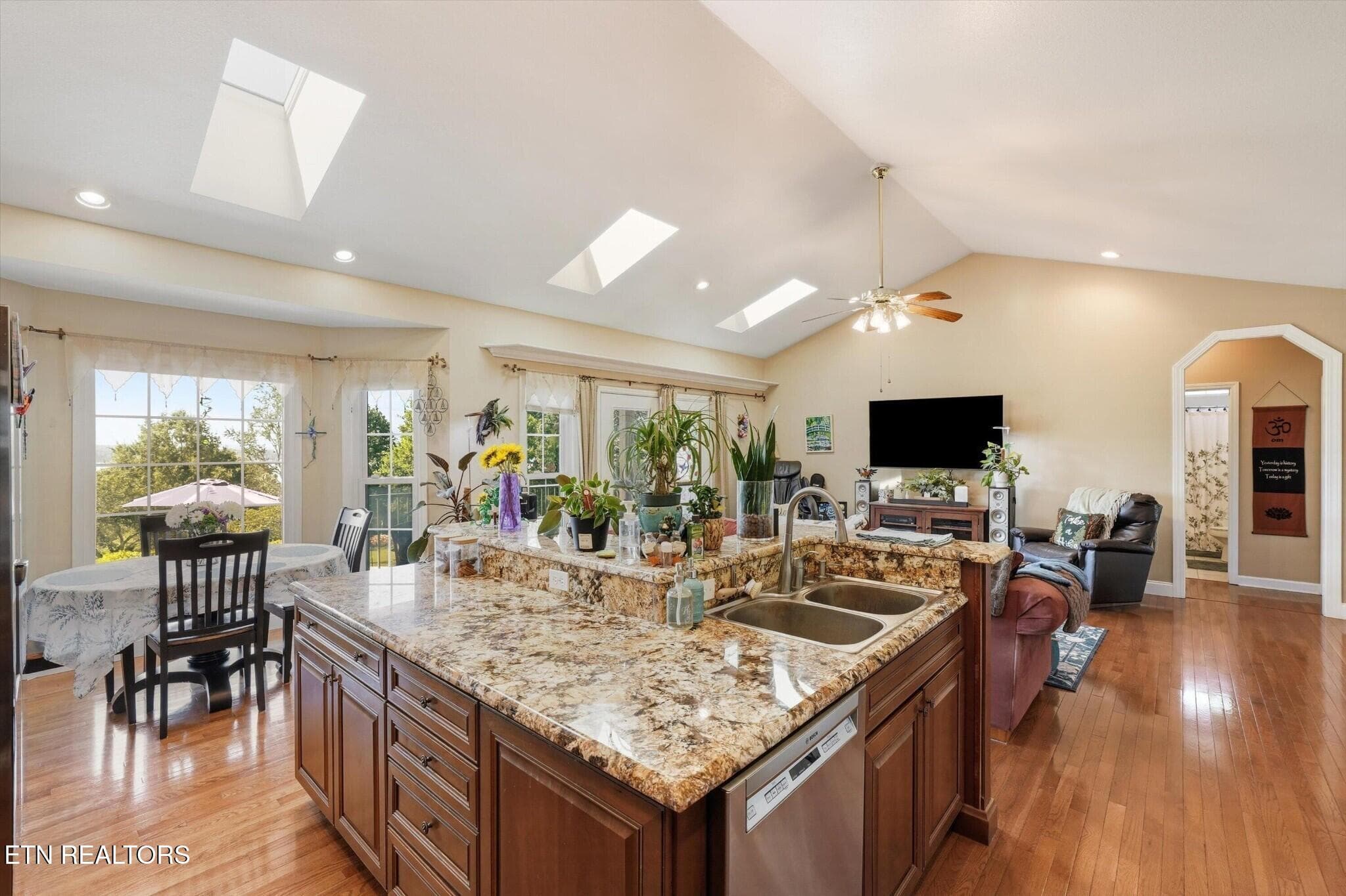 161912199-hr - 849 Pinnacle Drive, Dandridge, TN 37725
