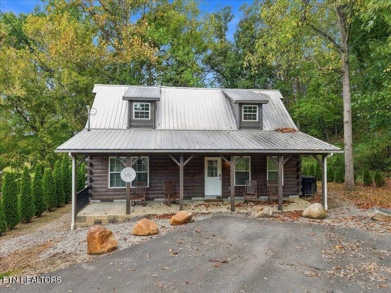 527 Golf Rd, Pigeon Forge, TN 37863