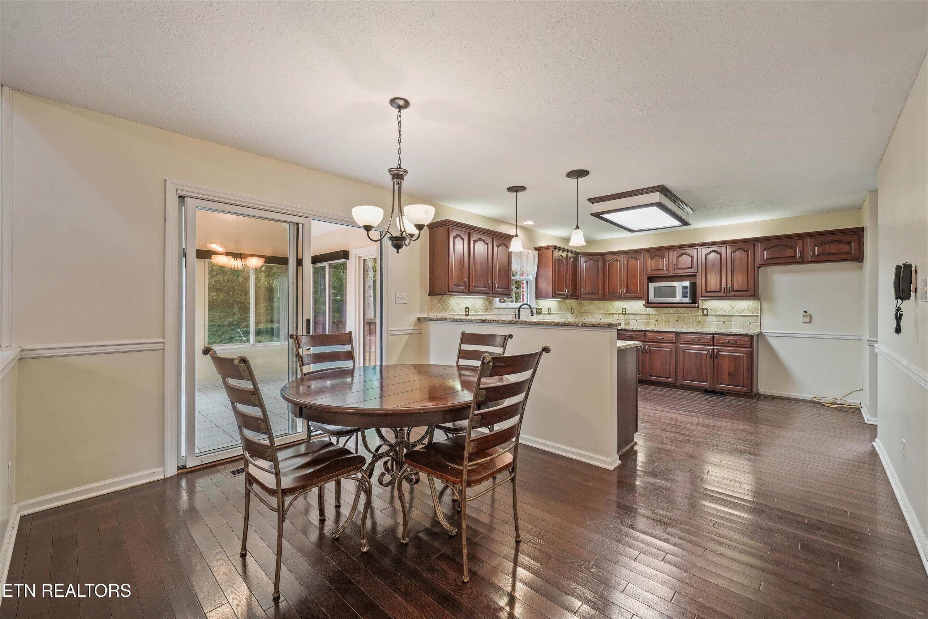 18-2560 Hirst Cir 10 - 2560 Hirst Circle, Lenoir City, TN 37772