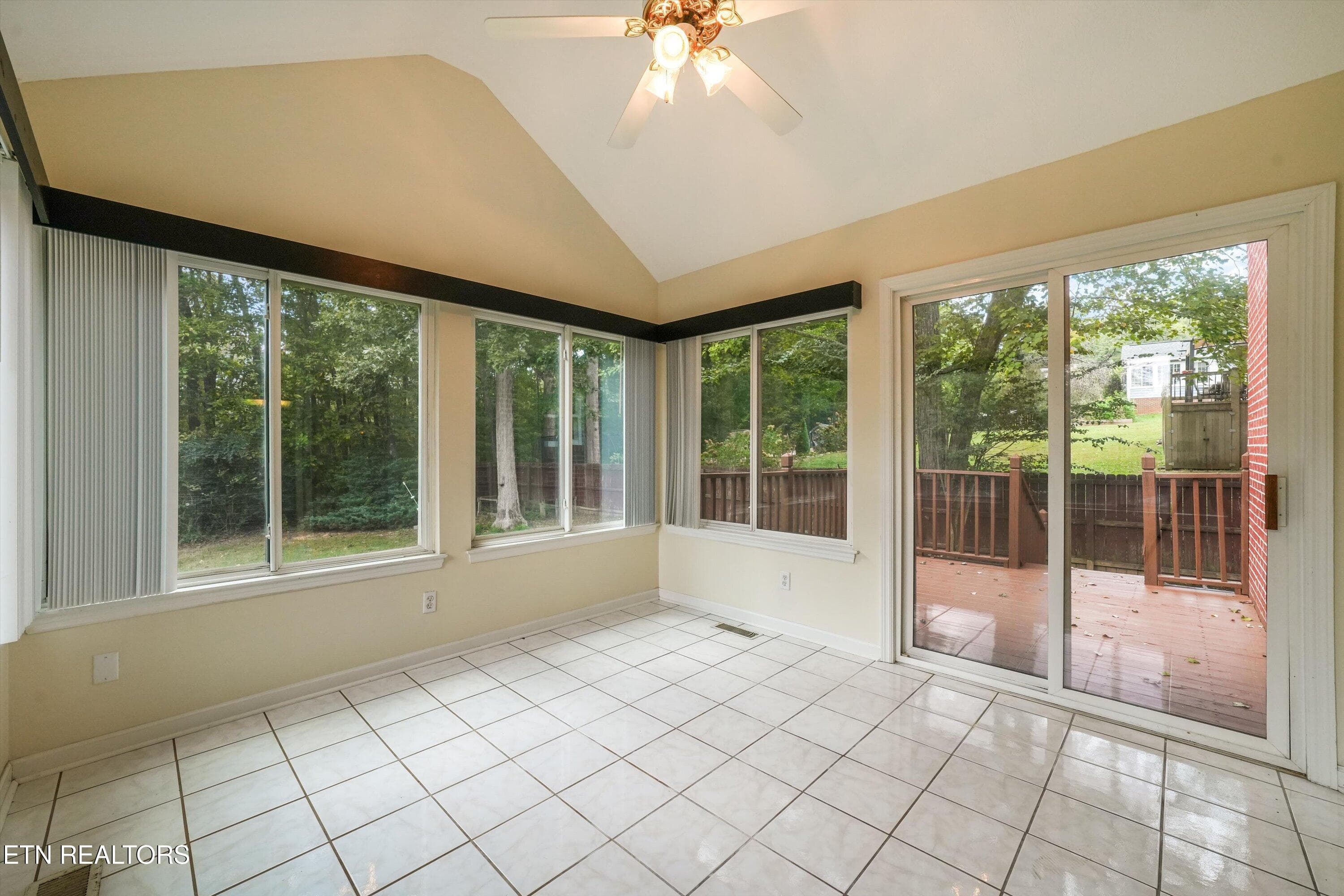27-2560 Hirst Cir 19 - 2560 Hirst Circle, Lenoir City, TN 37772