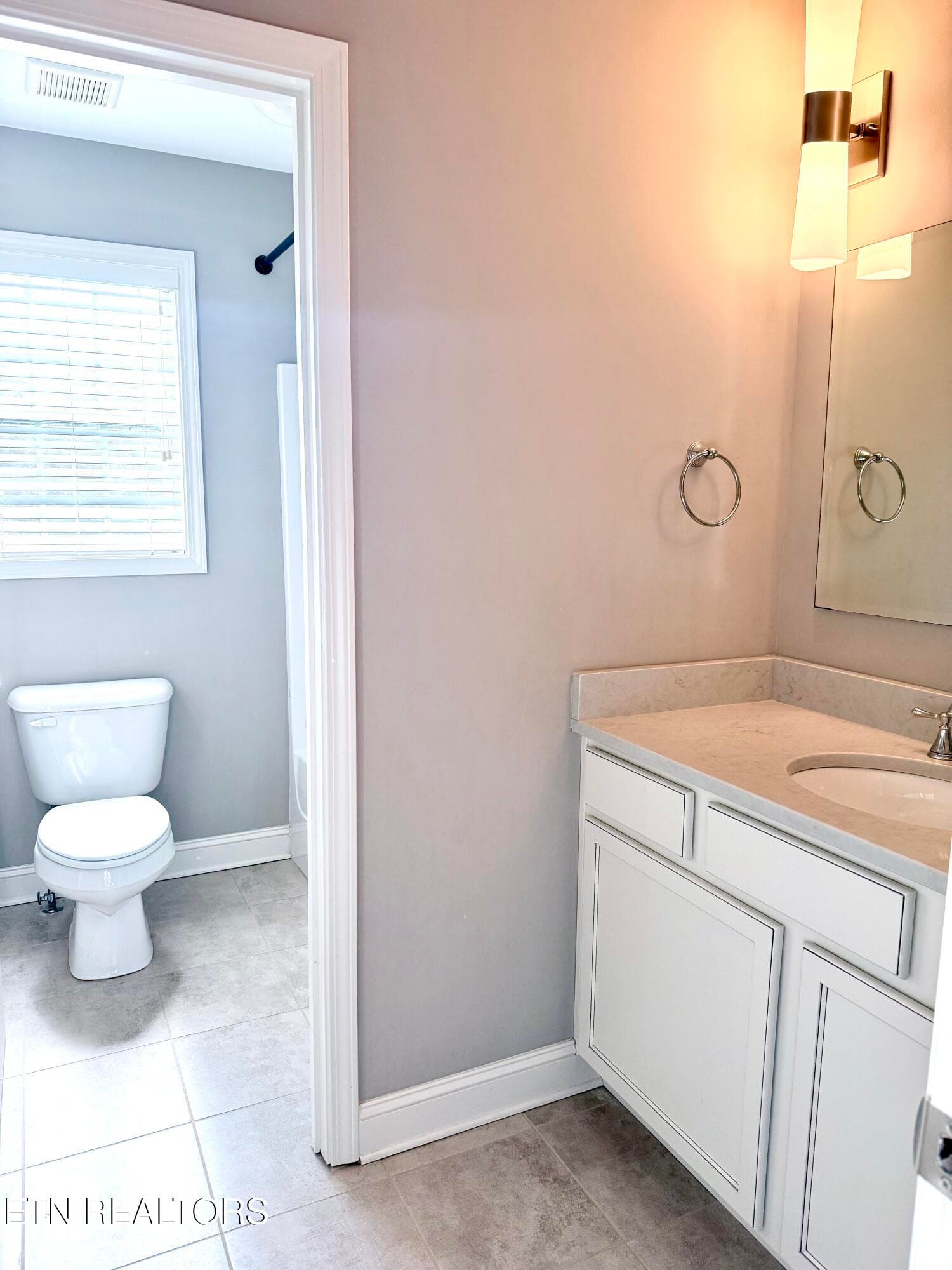 upstairs bath - 1027 Prince George Parish Drive, Knoxville, TN 37934