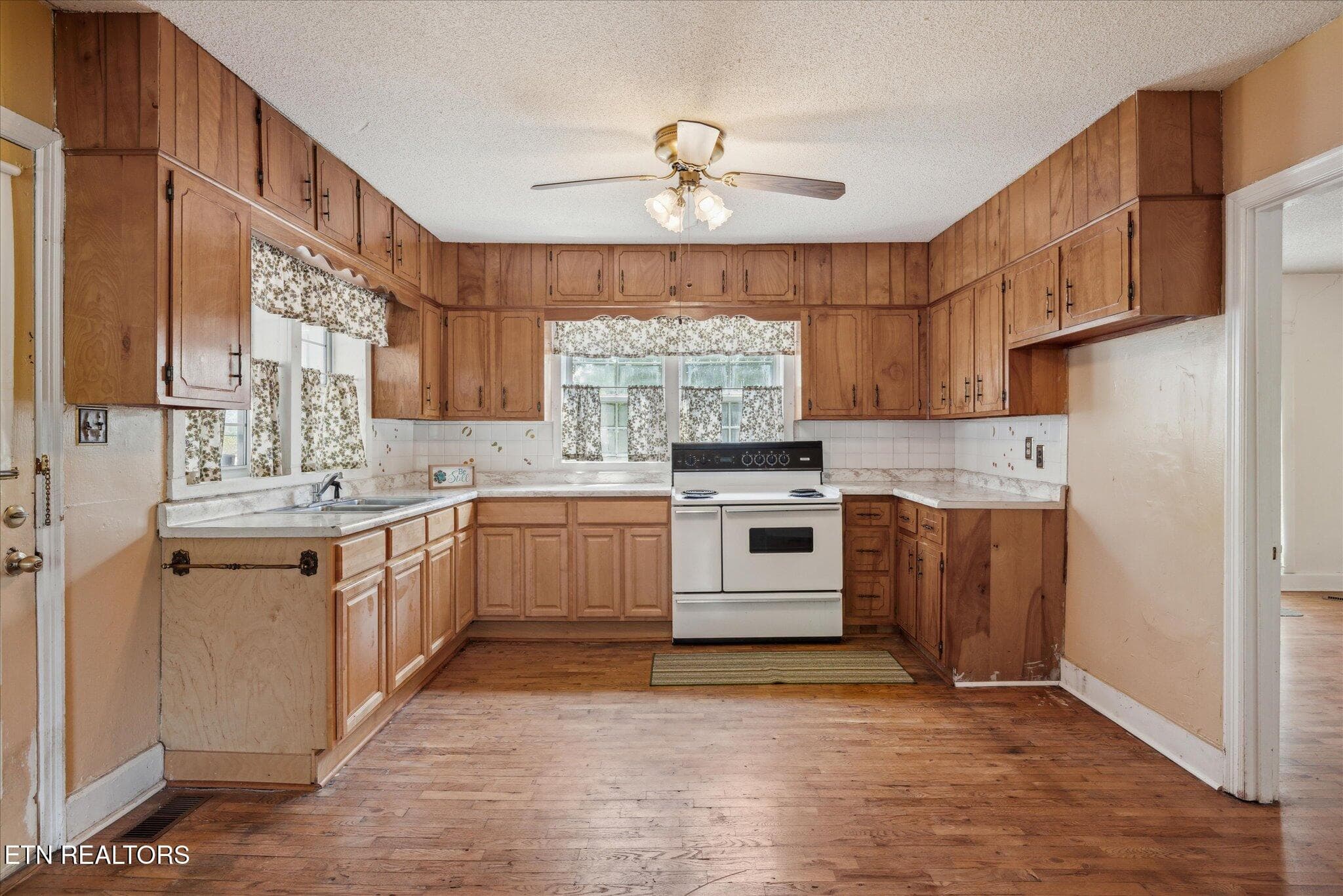 Main House Kitchen - 810 Ridge Rd, Maryville, TN 37803