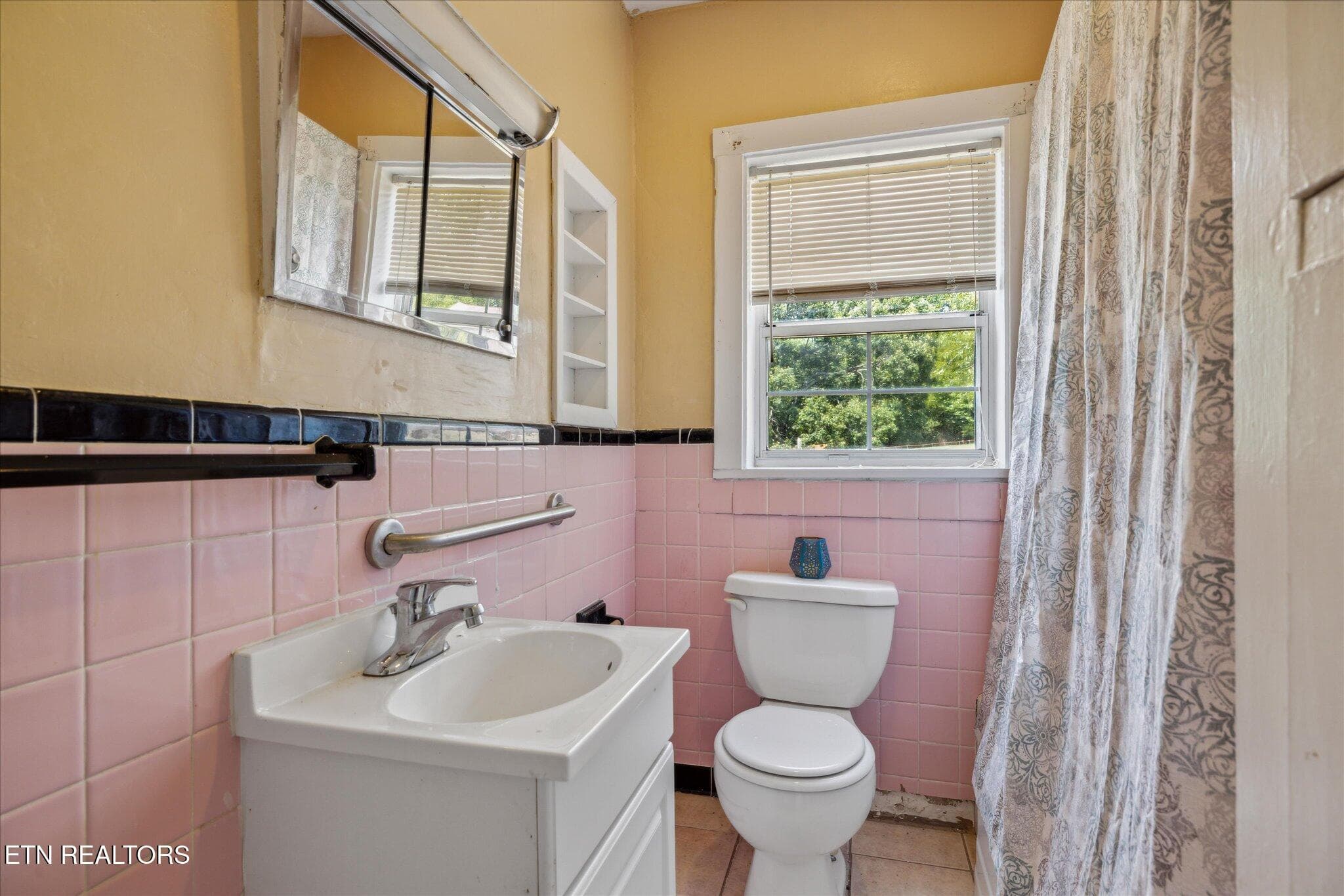 Main House Full Bath - 810 Ridge Rd, Maryville, TN 37803
