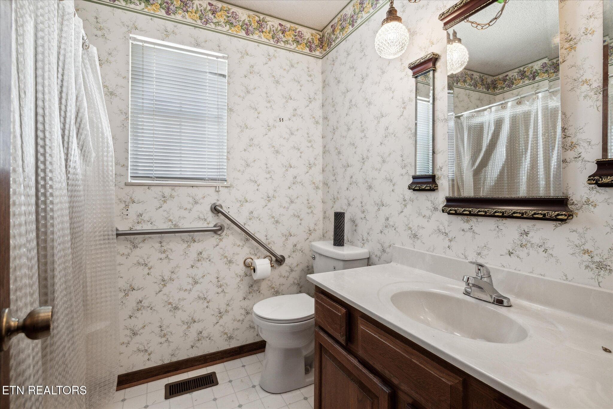 Apartment Full Bath - 810 Ridge Rd, Maryville, TN 37803