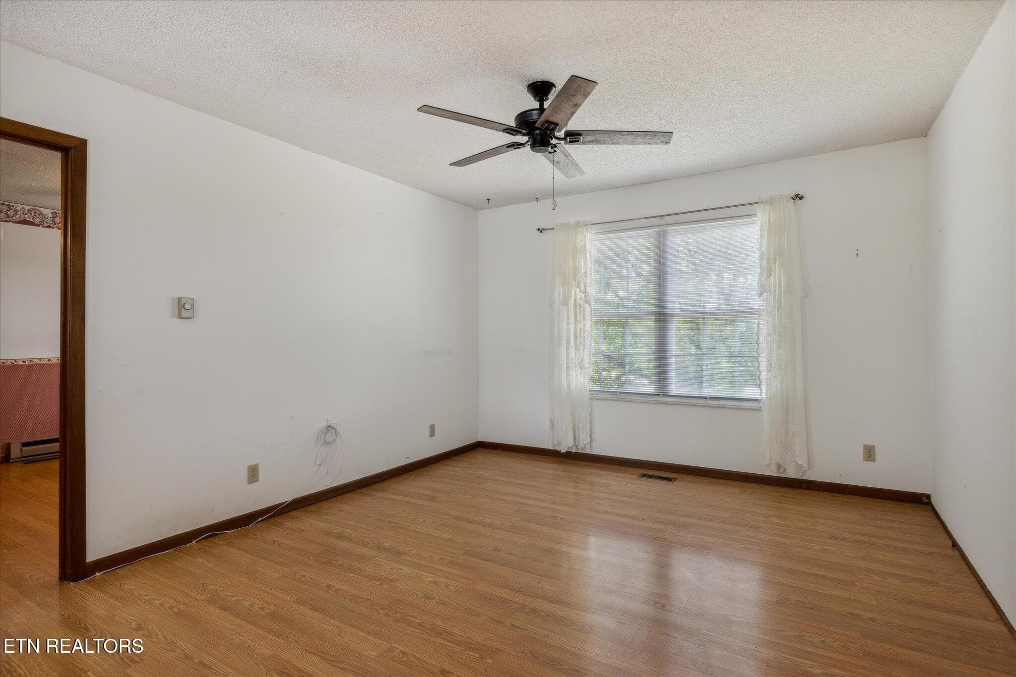 Apartment Living Room - 810 Ridge Rd, Maryville, TN 37803
