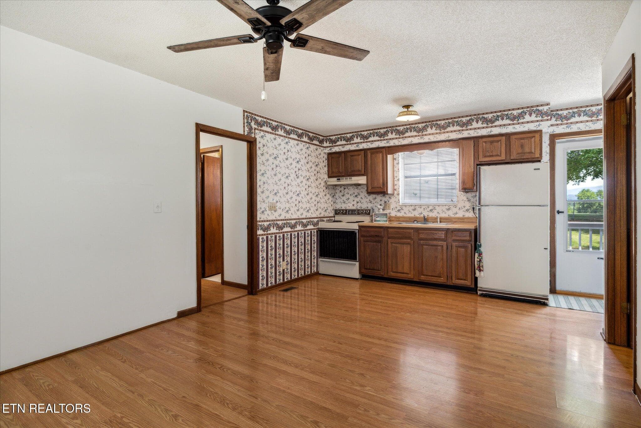 Apartment Kitchen - 810 Ridge Rd, Maryville, TN 37803