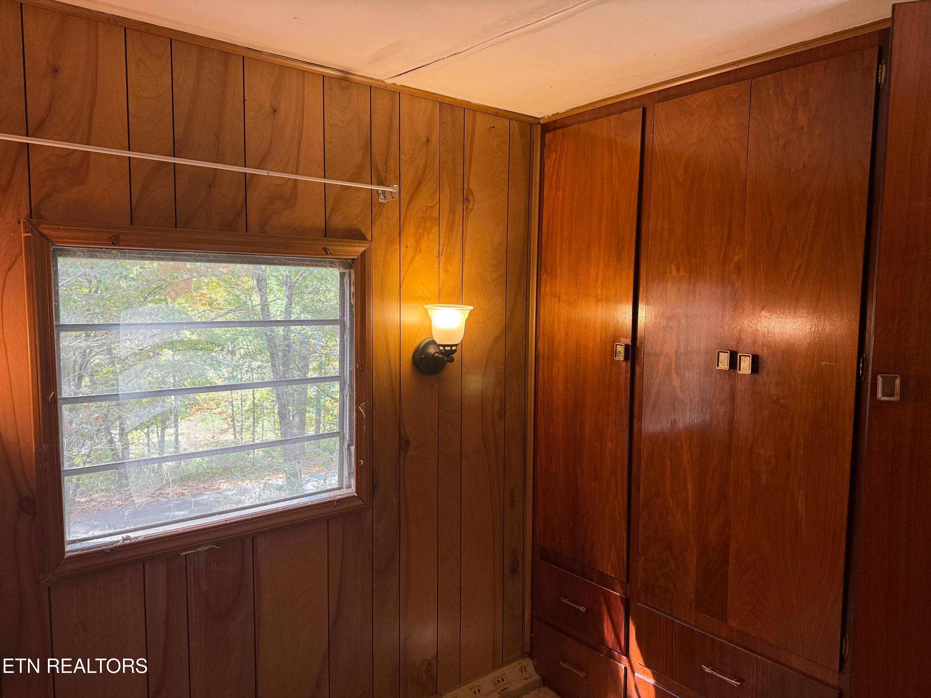 Bedroom 2 - Closed Doors - 119 Old Airport Rd, Oakdale, TN 37829