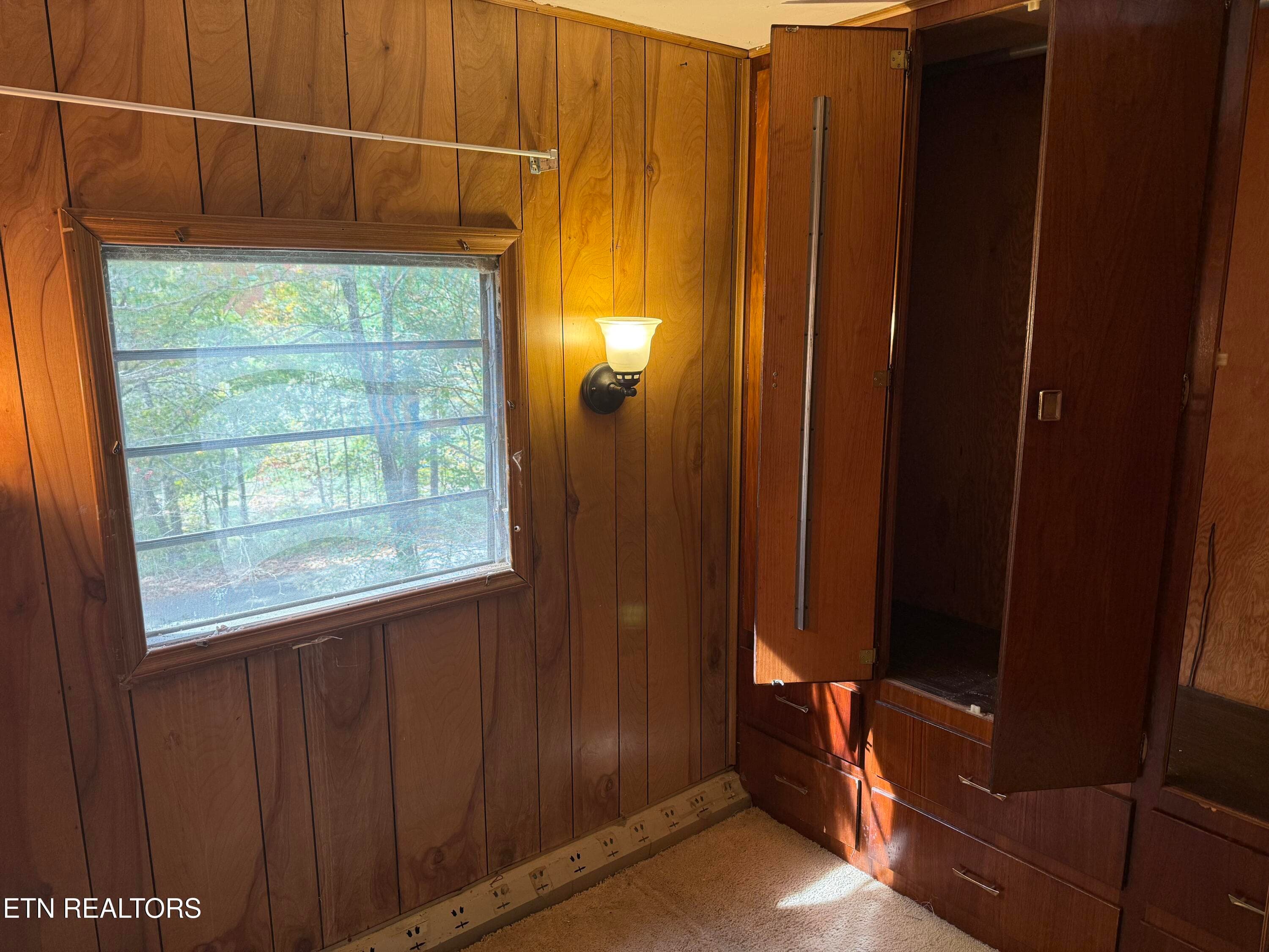 Bedroom 2 - Open Doors - 119 Old Airport Rd, Oakdale, TN 37829