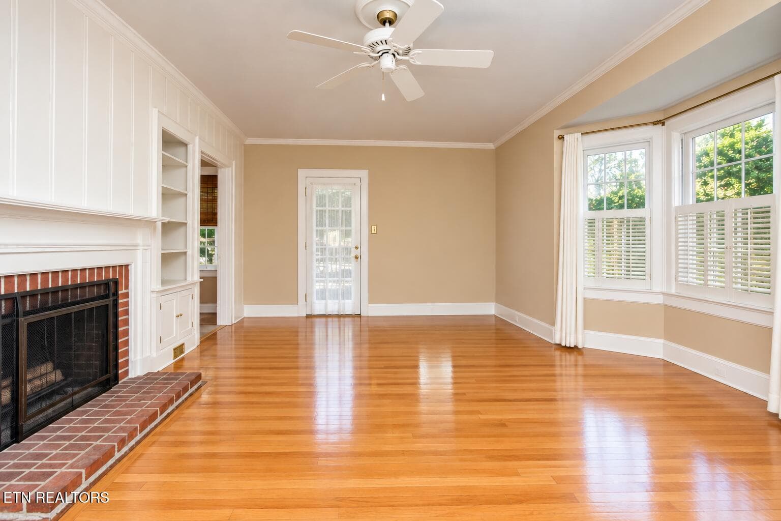 Bright Empty Living Room with Bay Window - 6809 Nubbin Ridge Drive, Knoxville, TN 37919