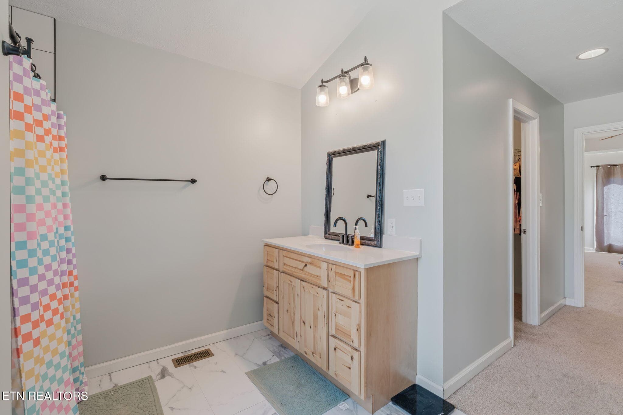 Master Suite #3 - 8128 Heiskell Rd, Powell, TN 37849