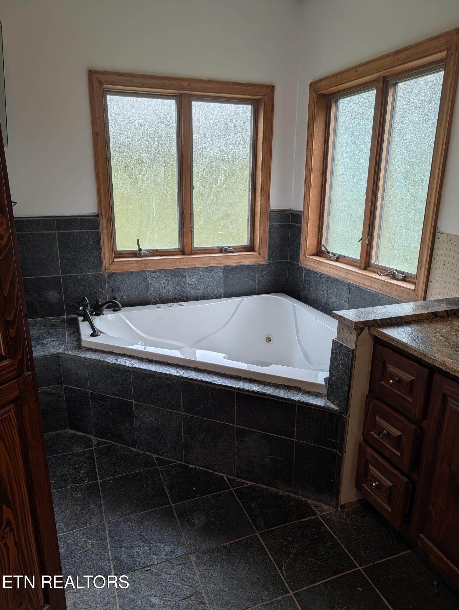 Tub in Master - 130 Abels Valley Rd, Rockwood, TN 37854