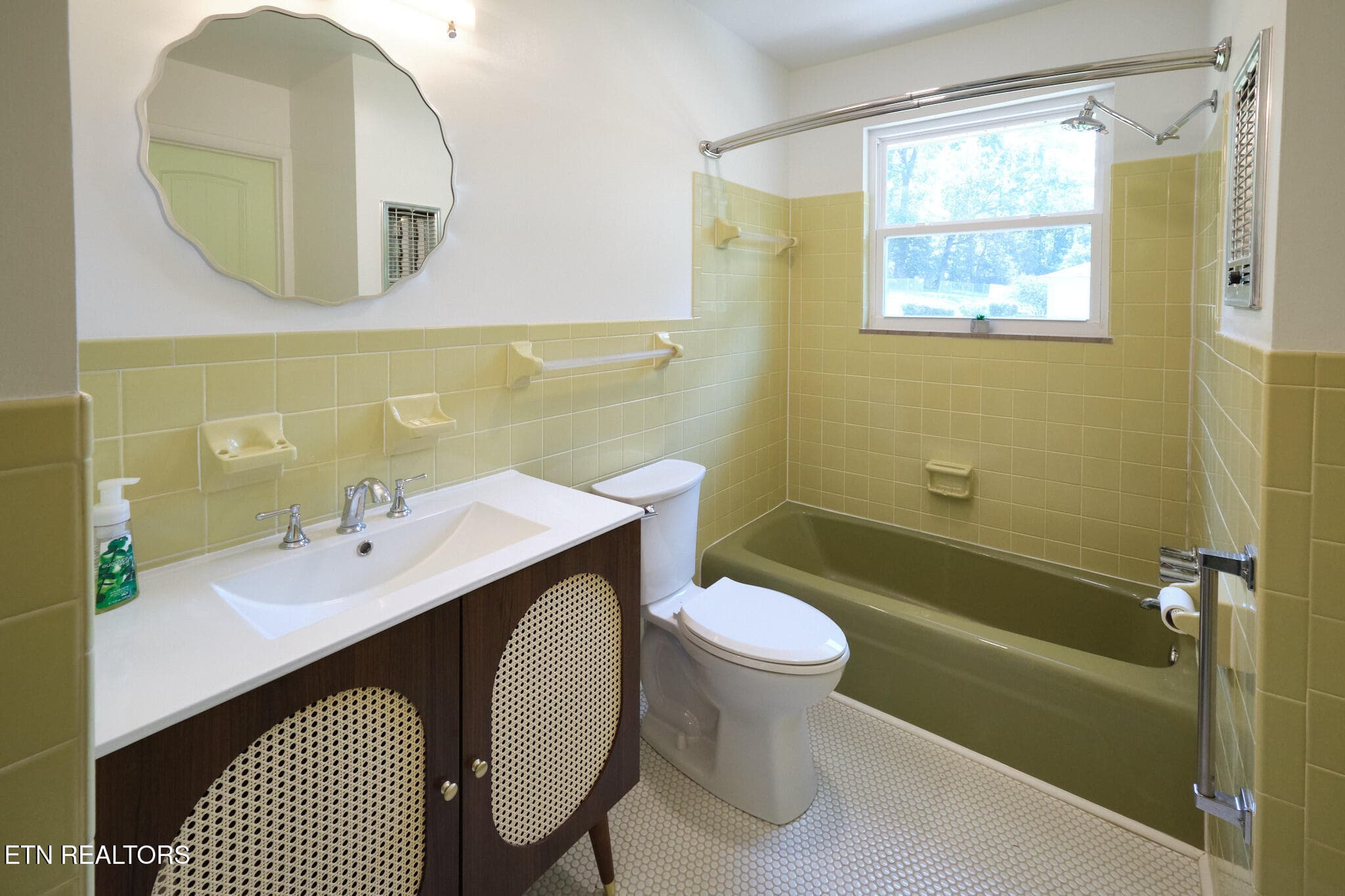11_beyc6aa45fea2a17a - 8216 Pickens Gap Rd, Knoxville, TN 37920