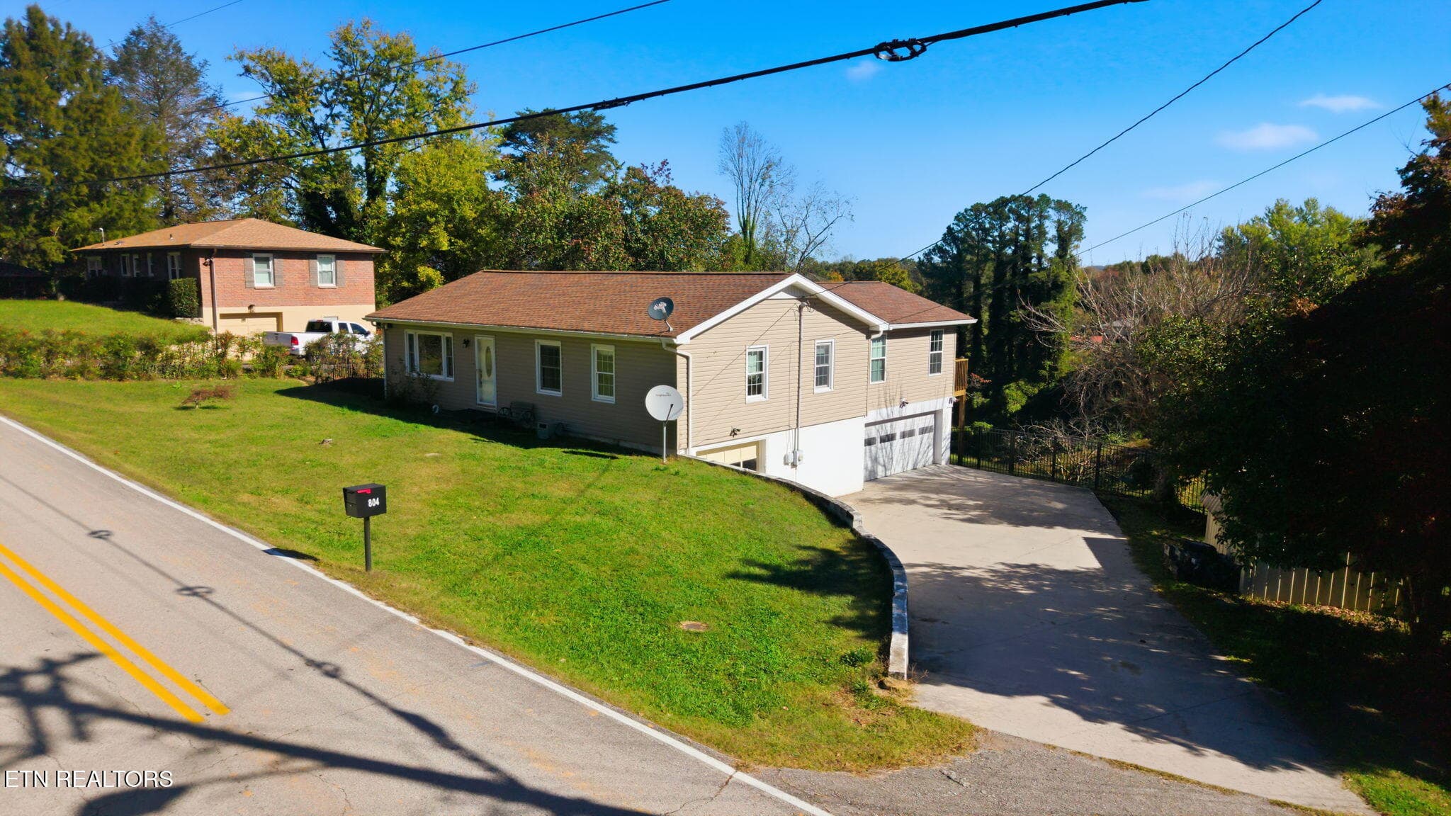 Driveway/Garage - 804 Patton Ferry Rd, Kingston, TN 37763