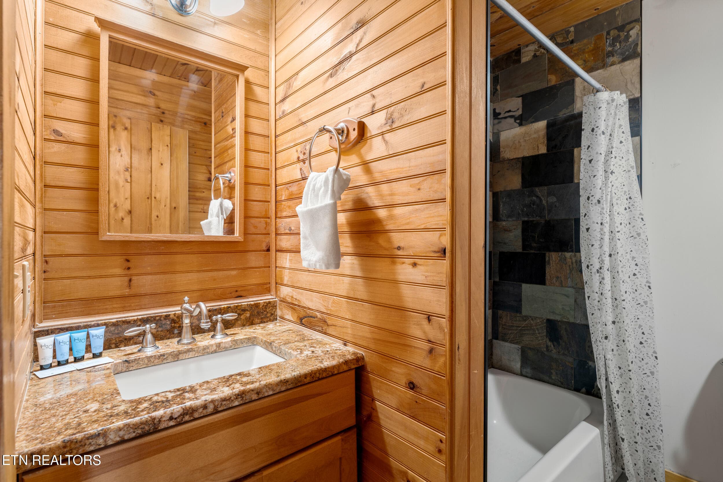 025 - 3831 Glenview Way, Sevierville, TN 37862