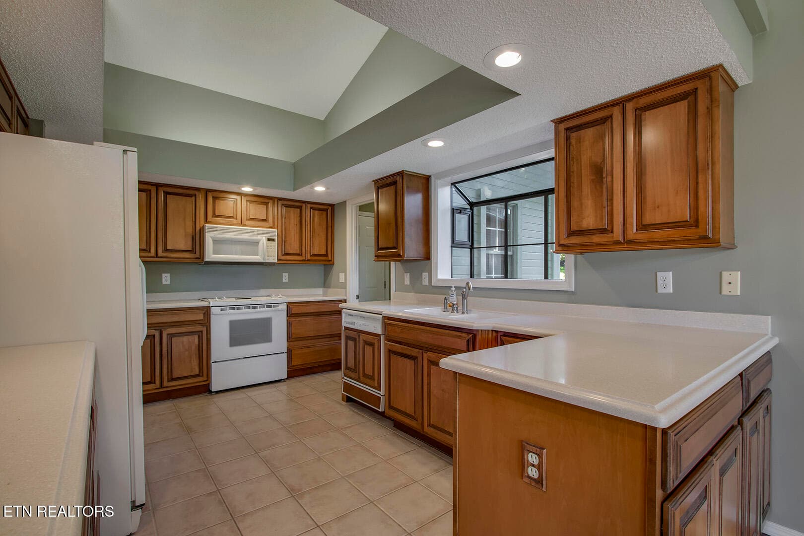 16_223 Chatuga Way_Kitchen01 - 223 Chatuga Way, Loudon, TN 37774