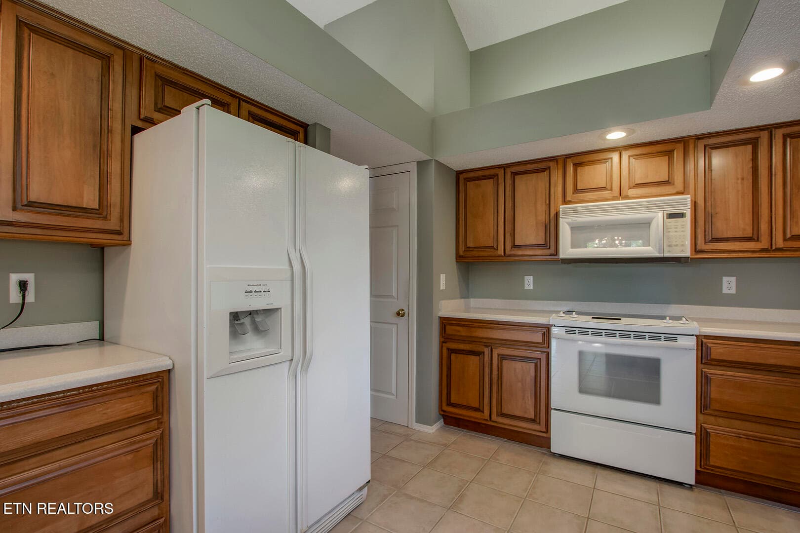17_223 Chatuga Way_Kitchen02 - 223 Chatuga Way, Loudon, TN 37774