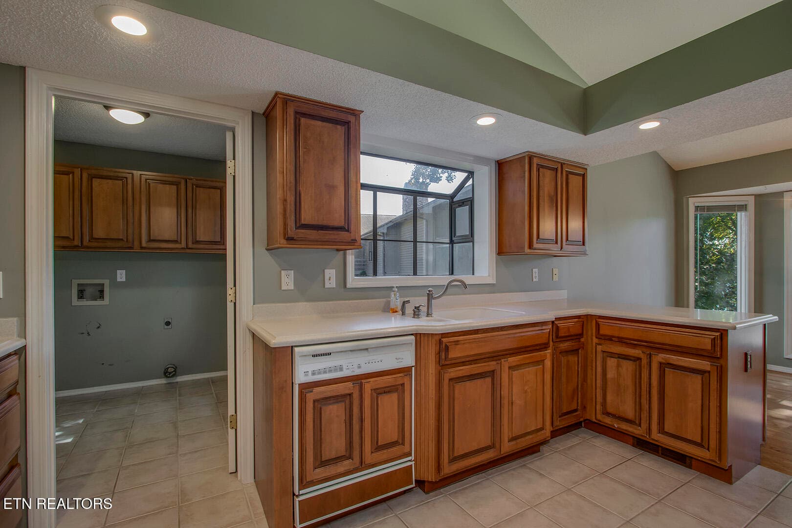 18_223 Chatuga Way_Kitchen03 - 223 Chatuga Way, Loudon, TN 37774