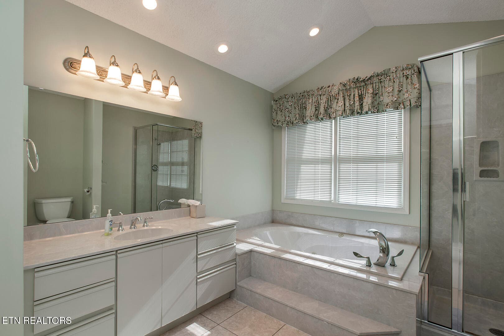 27_223 Chatuga Way_MasterBath - 223 Chatuga Way, Loudon, TN 37774