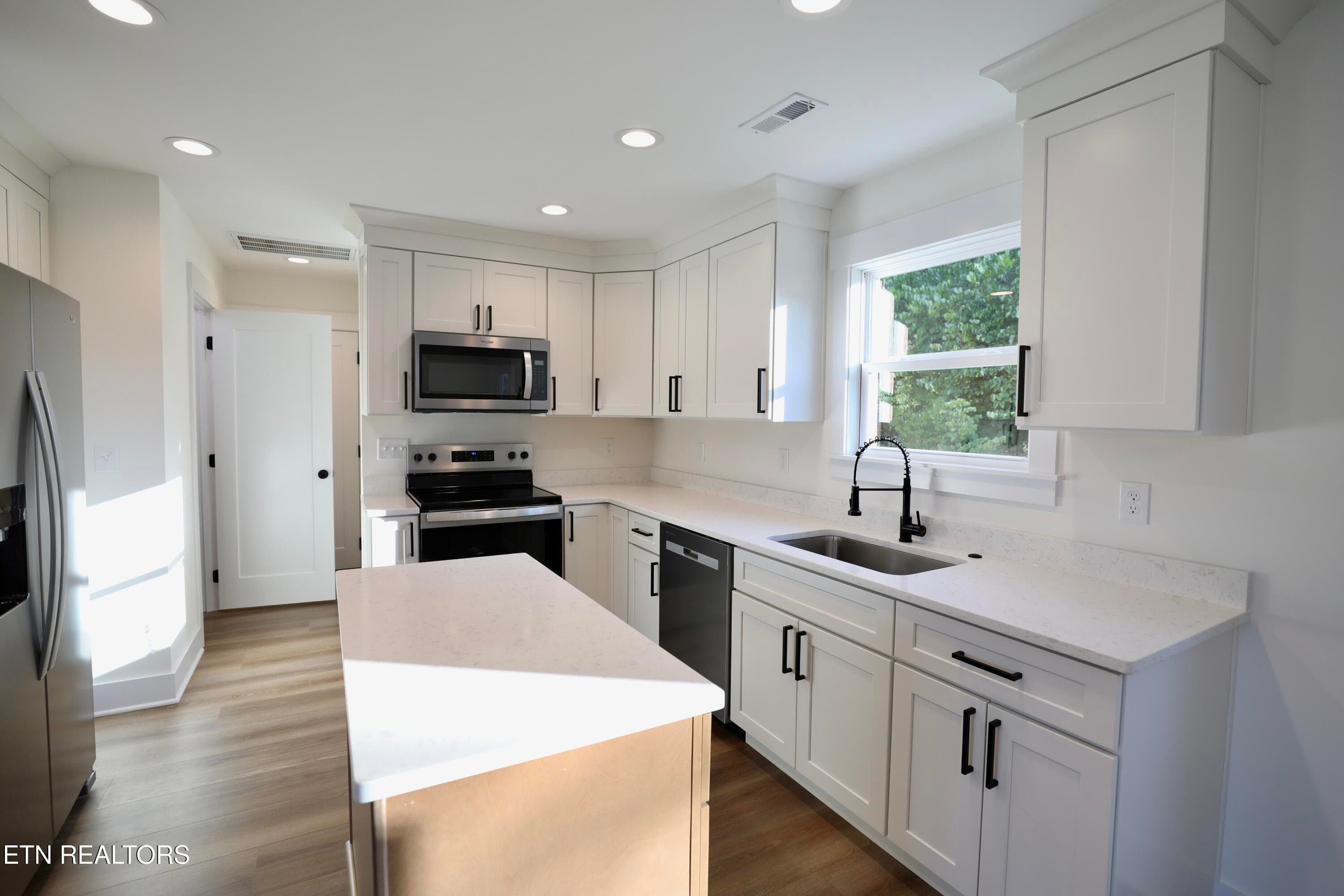 20 - Avenue B 204,206,208, Alcoa, TN 37701