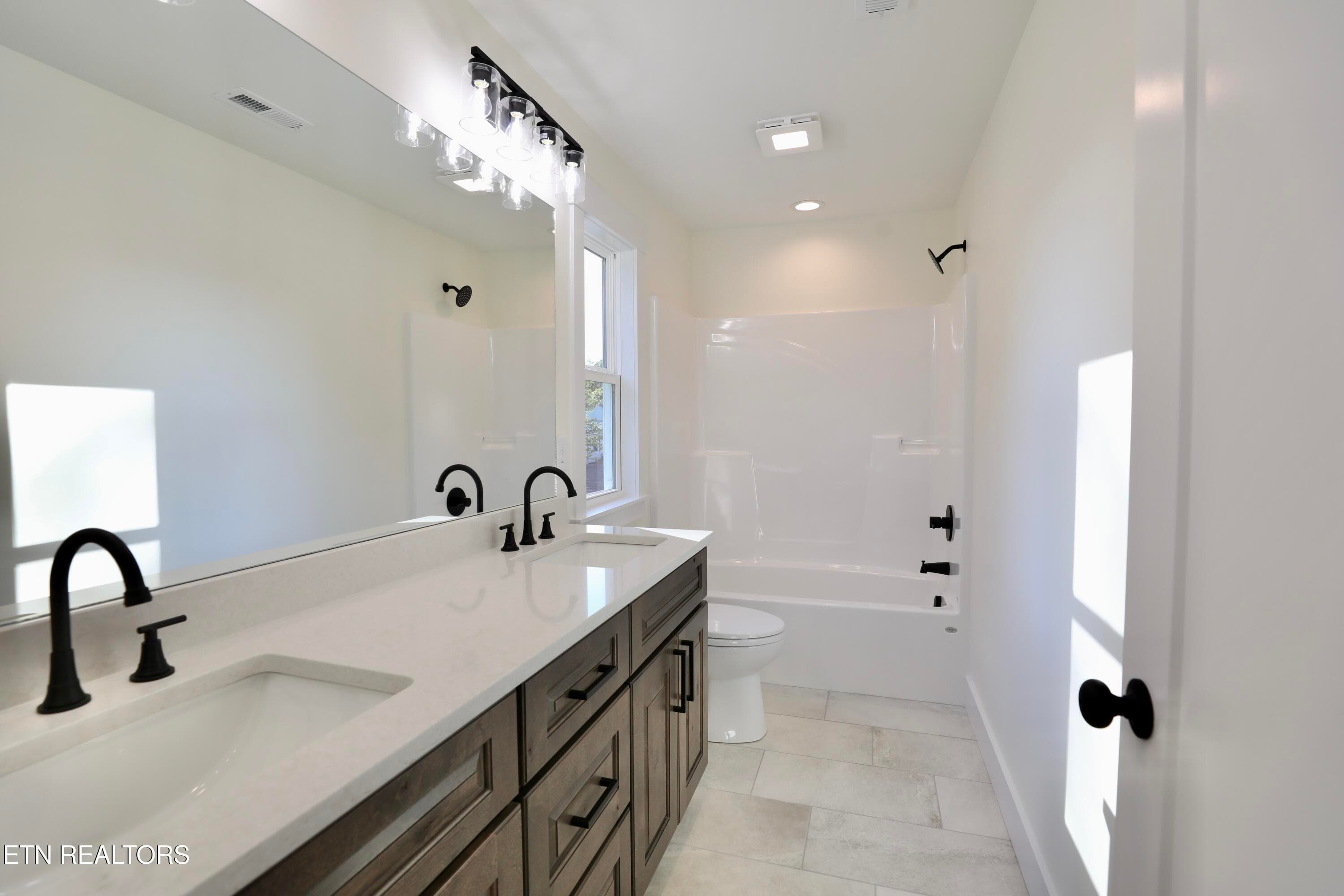 36 - Avenue B 204,206,208, Alcoa, TN 37701