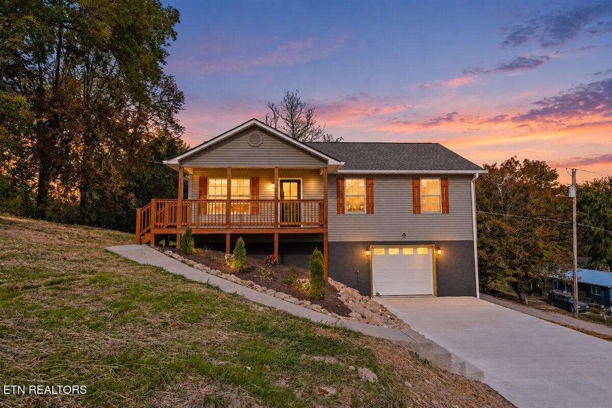 811 S 15th St, LaFollette, TN 37766