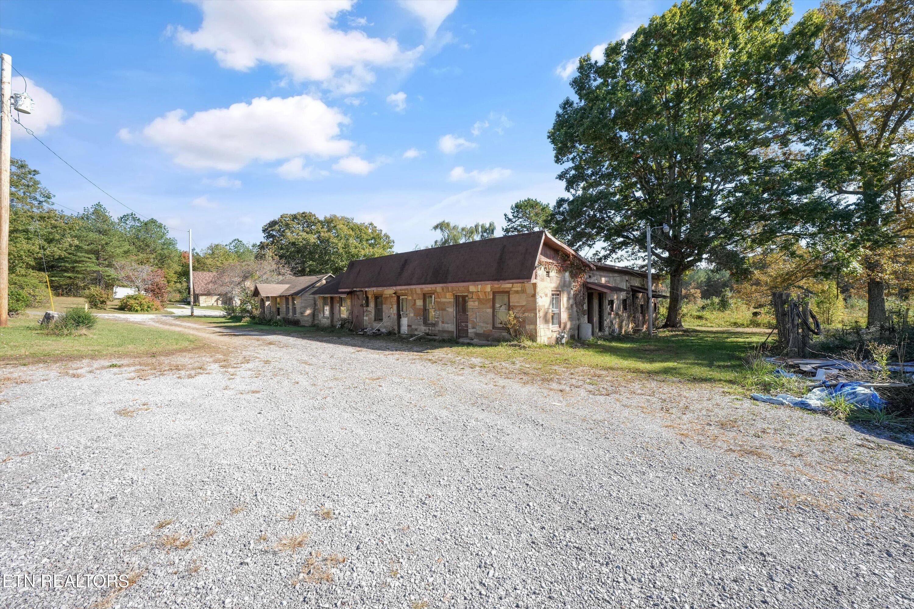 Motel Building Exterior - 9476 Morgan County Hwy, Sunbright, TN 37872