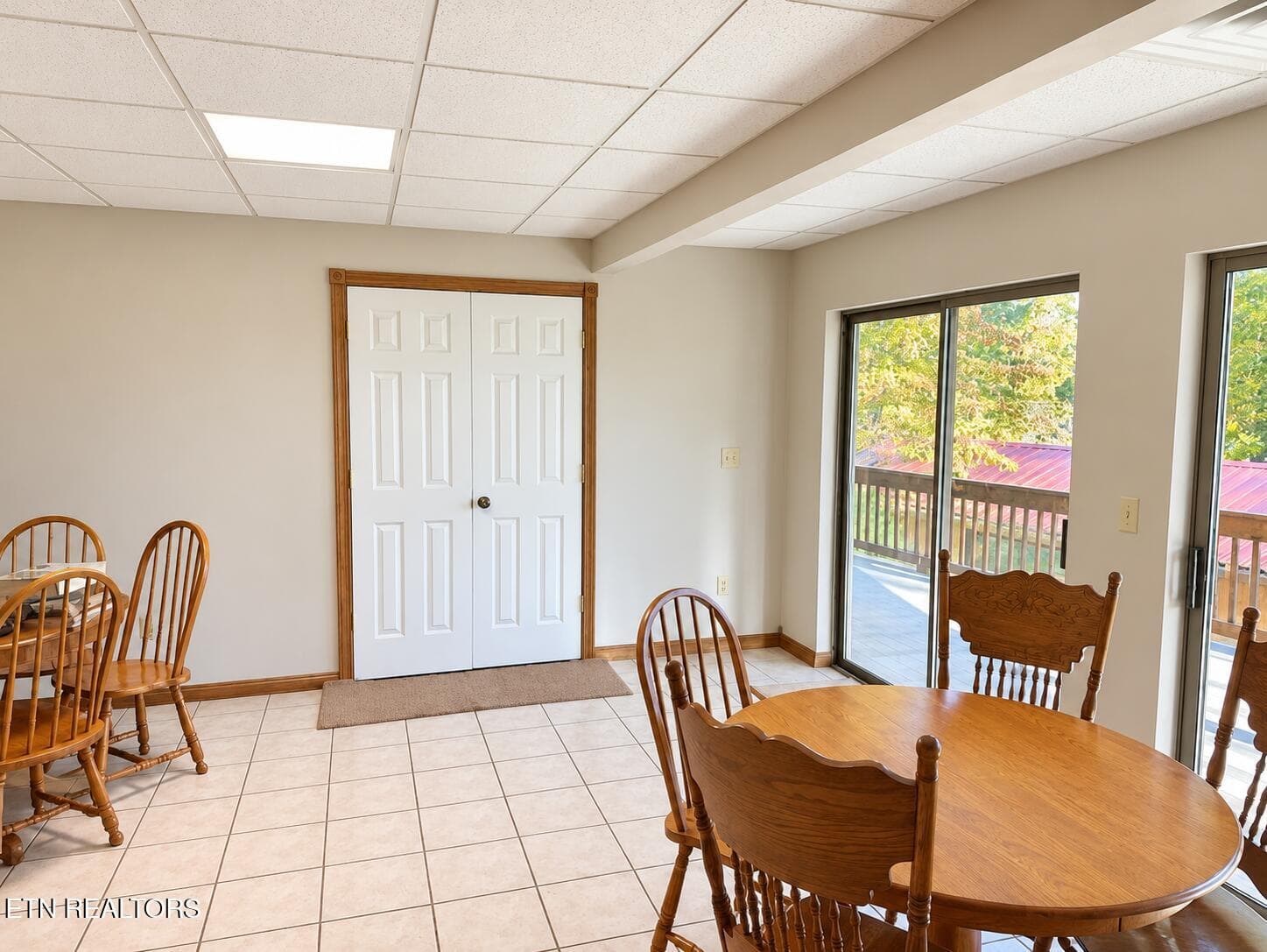 Bright decluttered dining room - 463 Fox Lake Lane, LaFollette, TN 37766