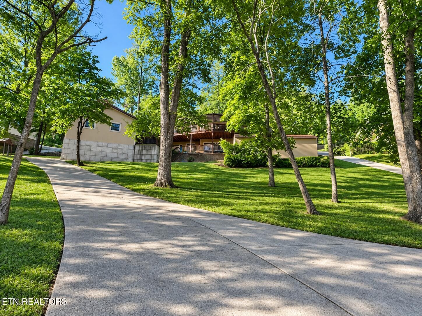 Sunny Summer Curb Appeal - 463 Fox Lake Lane, LaFollette, TN 37766