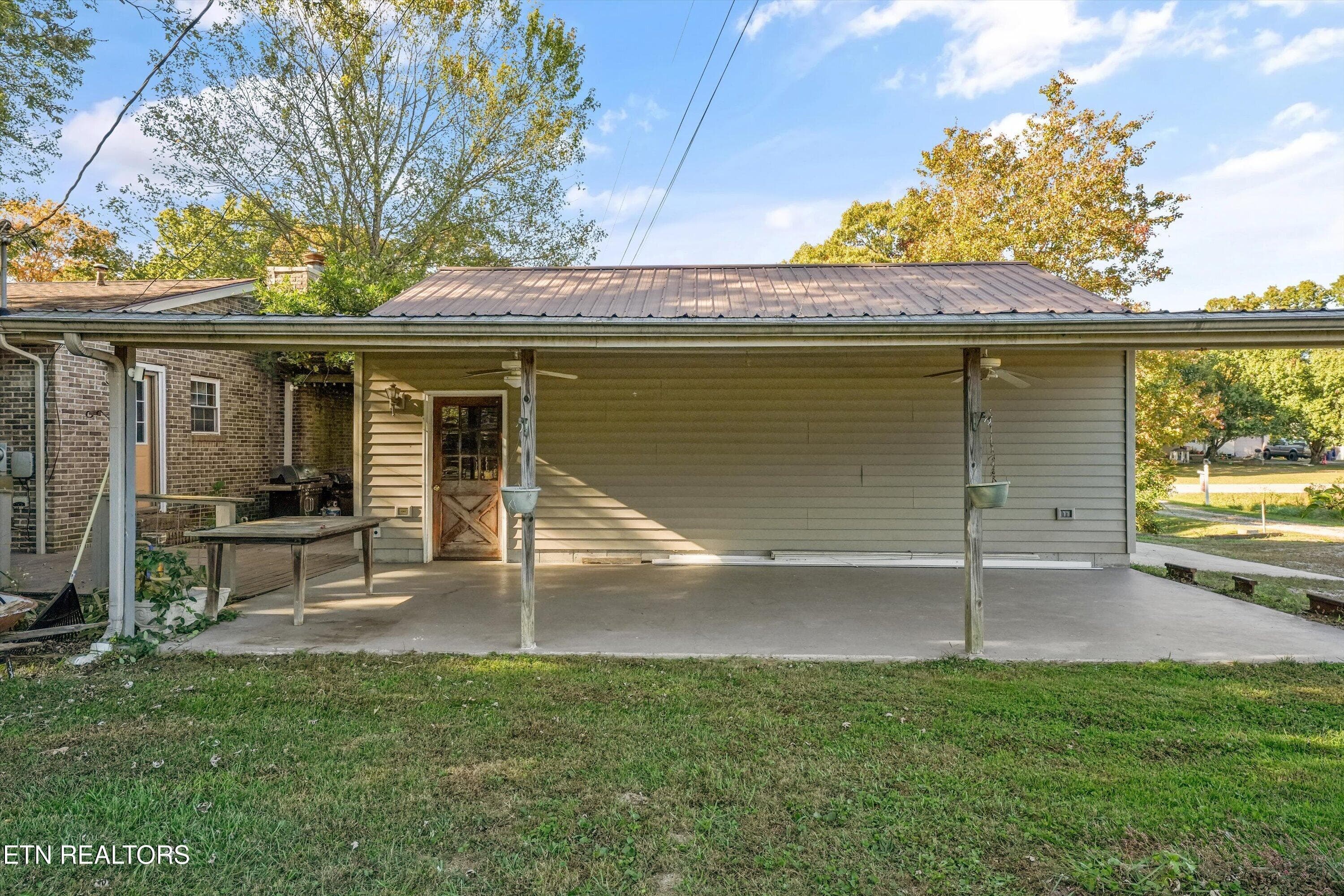Versatile Additional Living Space - 9438 Morgan County Hwy, Sunbright, TN 37872