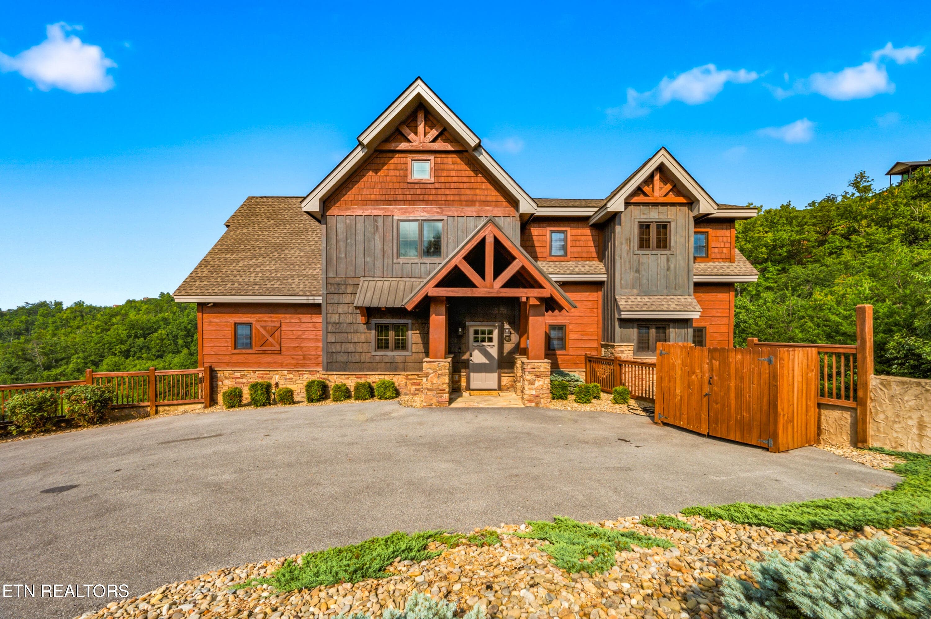 2920 Misty Bluff Tr, Sevierville, TN 37862
