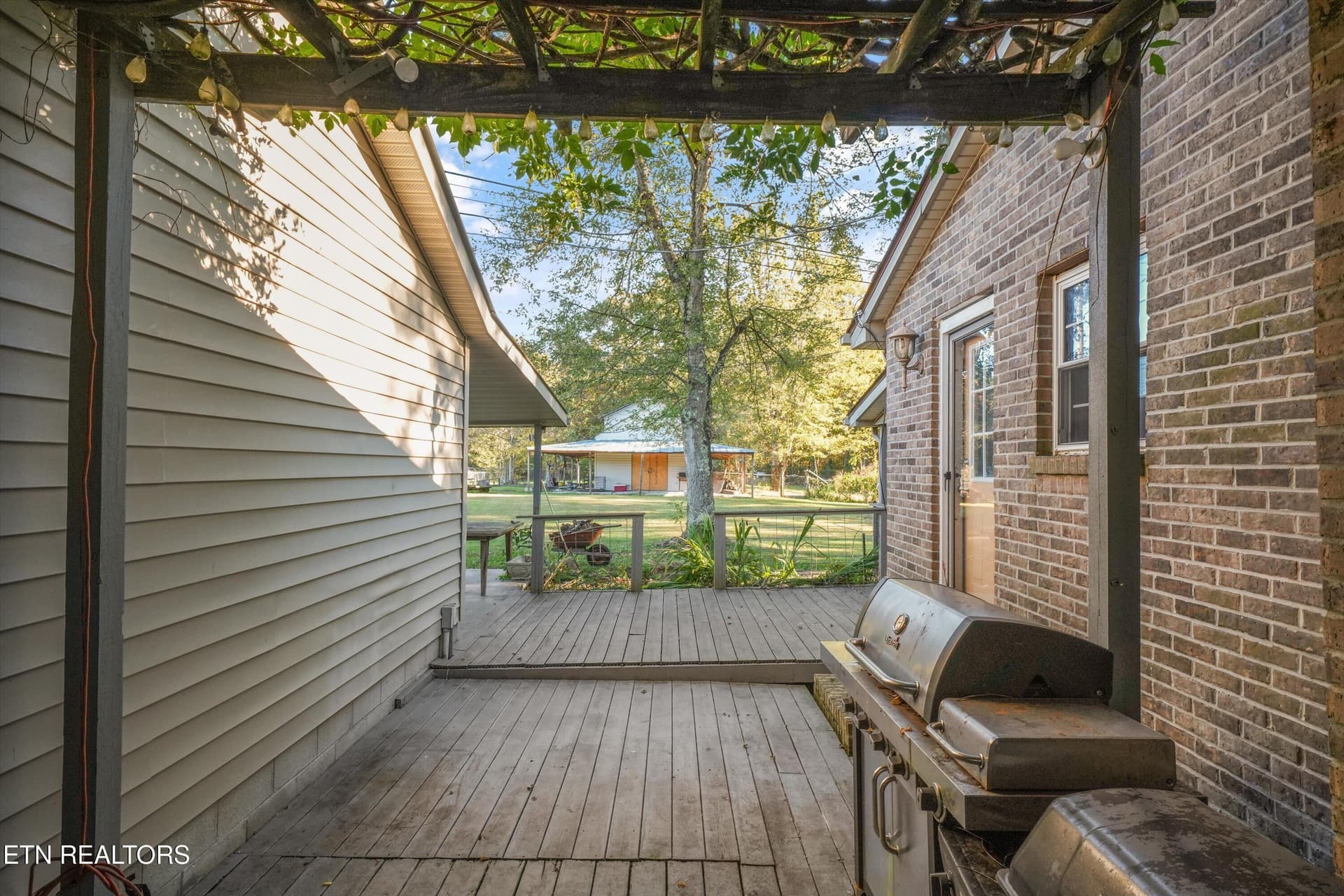 Outdoor Living Space - 9438-0 Morgan County Hwy, Sunbright, TN 37872