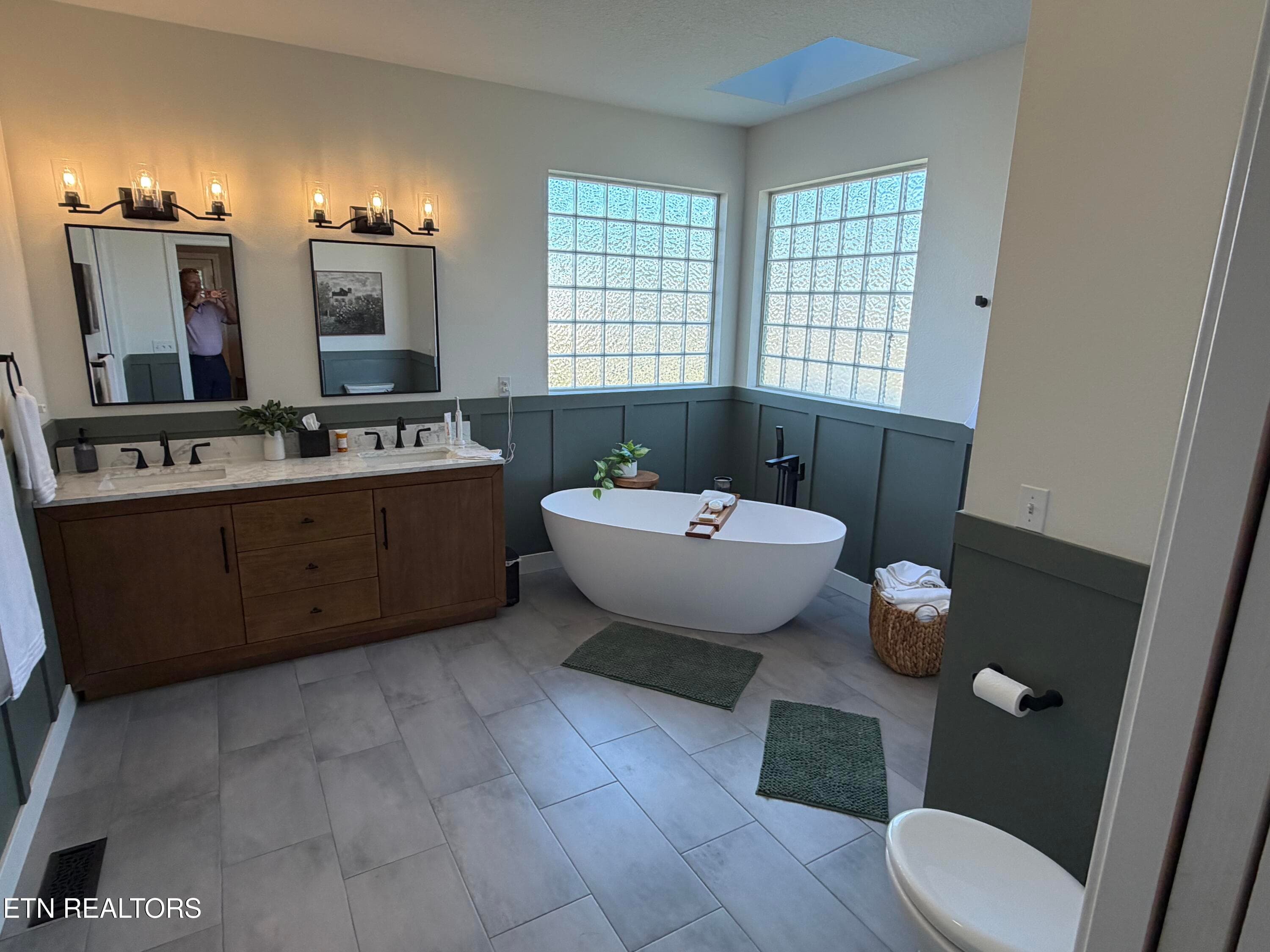 Primary Bath - 1420 Foxfire Circle, Seymour, TN 37865