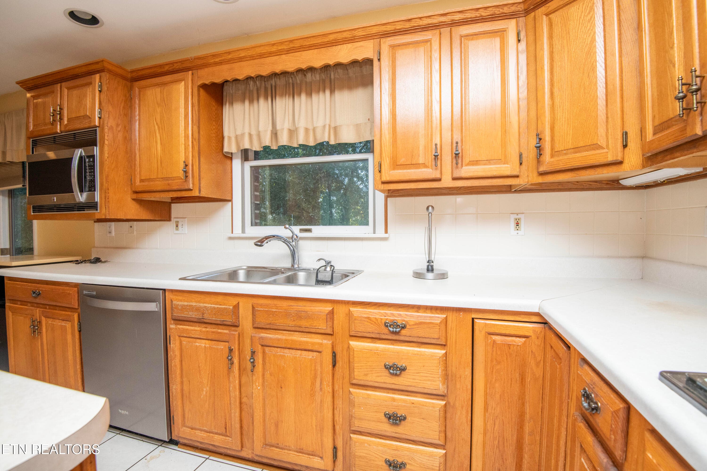 kitchen 1 - 106 Circle Drive, Harriman, TN 37748